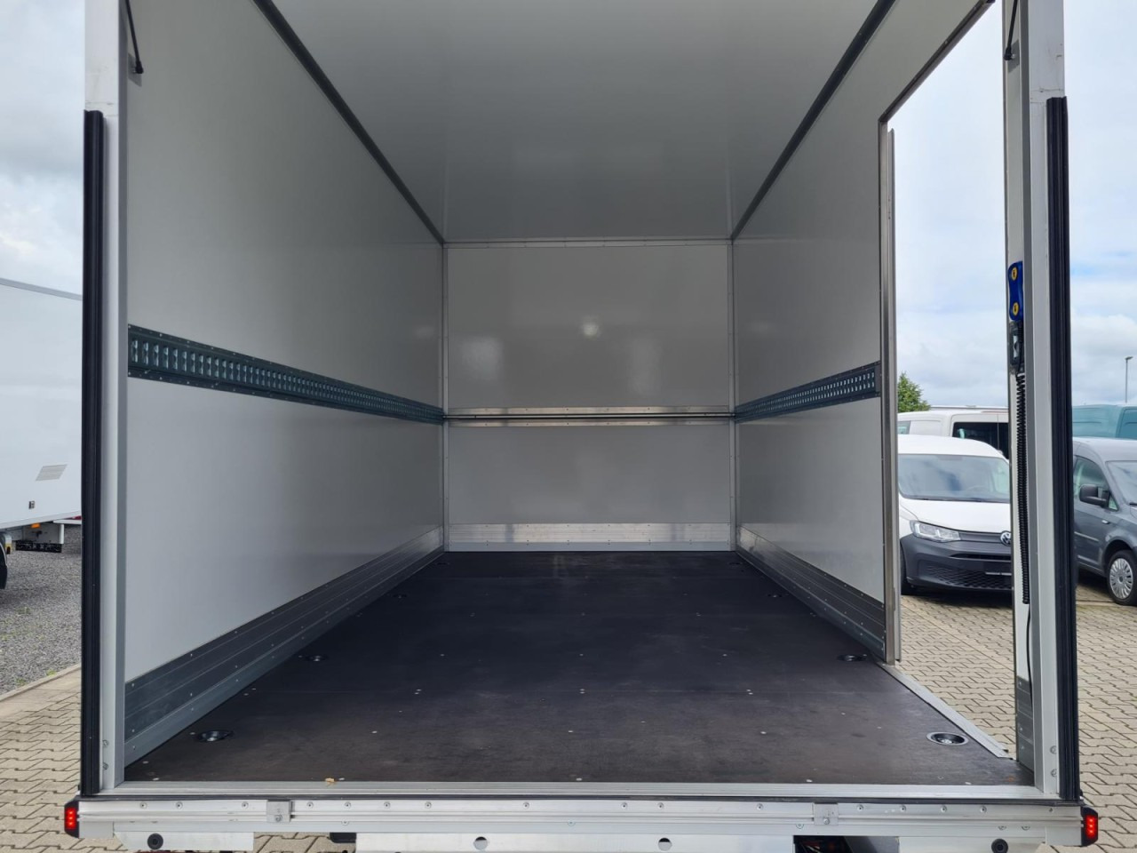 Renault Master 35 New Möbel Koffer LBW KLIMA TEMPOMAT - Autoutilitară box: Foto 5 Renault Master 35 New Möbel Koffer LBW KLIMA TEMPOMAT - Autoutilitară box: Foto 5