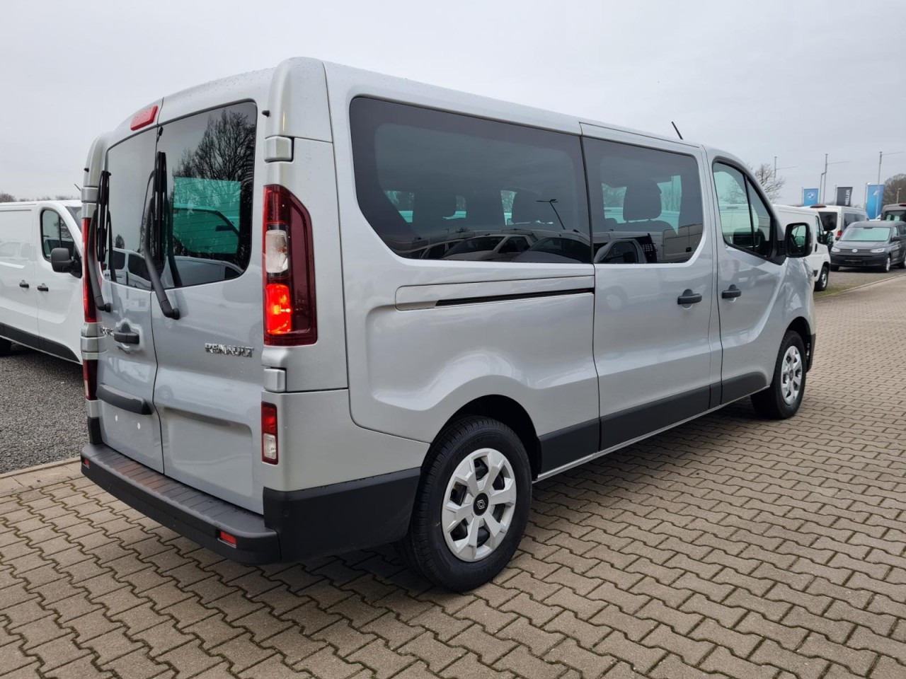 Renault Trafic Kombi 9-Sitze L2 Grand Equilibre KLIMA TEMPOMAT - Autoutilitară cabină dublă: Foto 4 Renault Trafic Kombi 9-Sitze L2 Grand Equilibre KLIMA TEMPOMAT - Autoutilitară cabină dublă: Foto 4