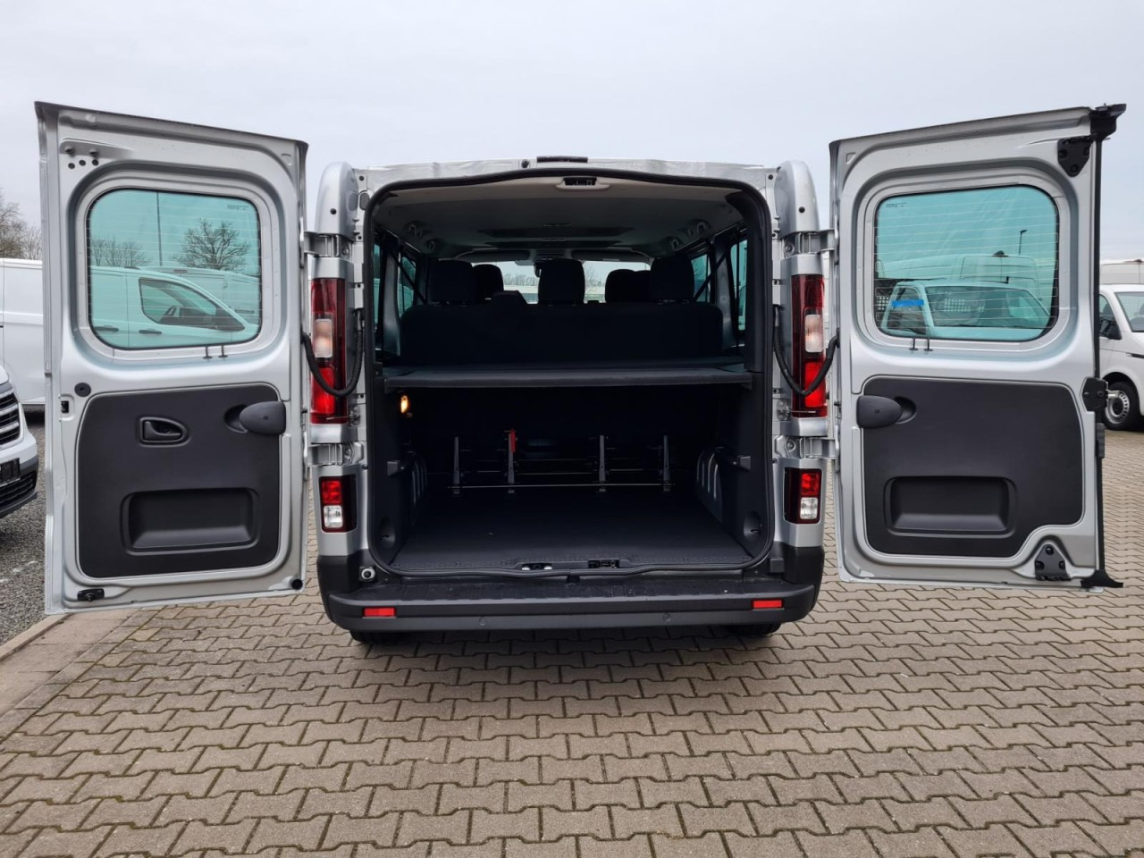 Renault Trafic Kombi 9-Sitze L2 Grand Equilibre KLIMA TEMPOMAT - Autoutilitară cabină dublă: Foto 5 Renault Trafic Kombi 9-Sitze L2 Grand Equilibre KLIMA TEMPOMAT - Autoutilitară cabină dublă: Foto 5