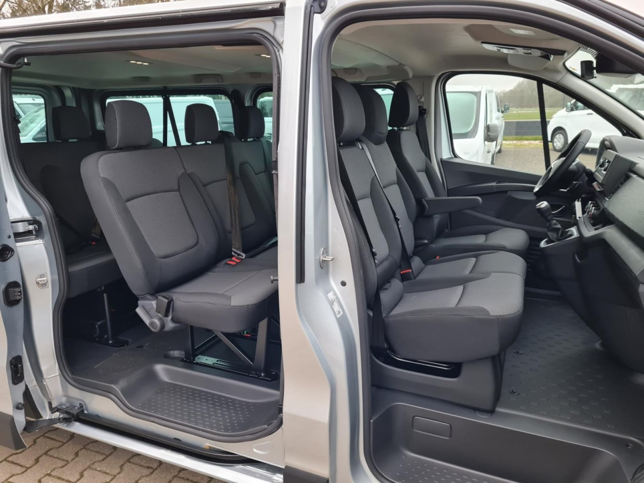 Renault Trafic Kombi 9-Sitze L2 Grand Equilibre KLIMA TEMPOMAT - Autoutilitară cabină dublă: Foto 4 Renault Trafic Kombi 9-Sitze L2 Grand Equilibre KLIMA TEMPOMAT - Autoutilitară cabină dublă: Foto 4