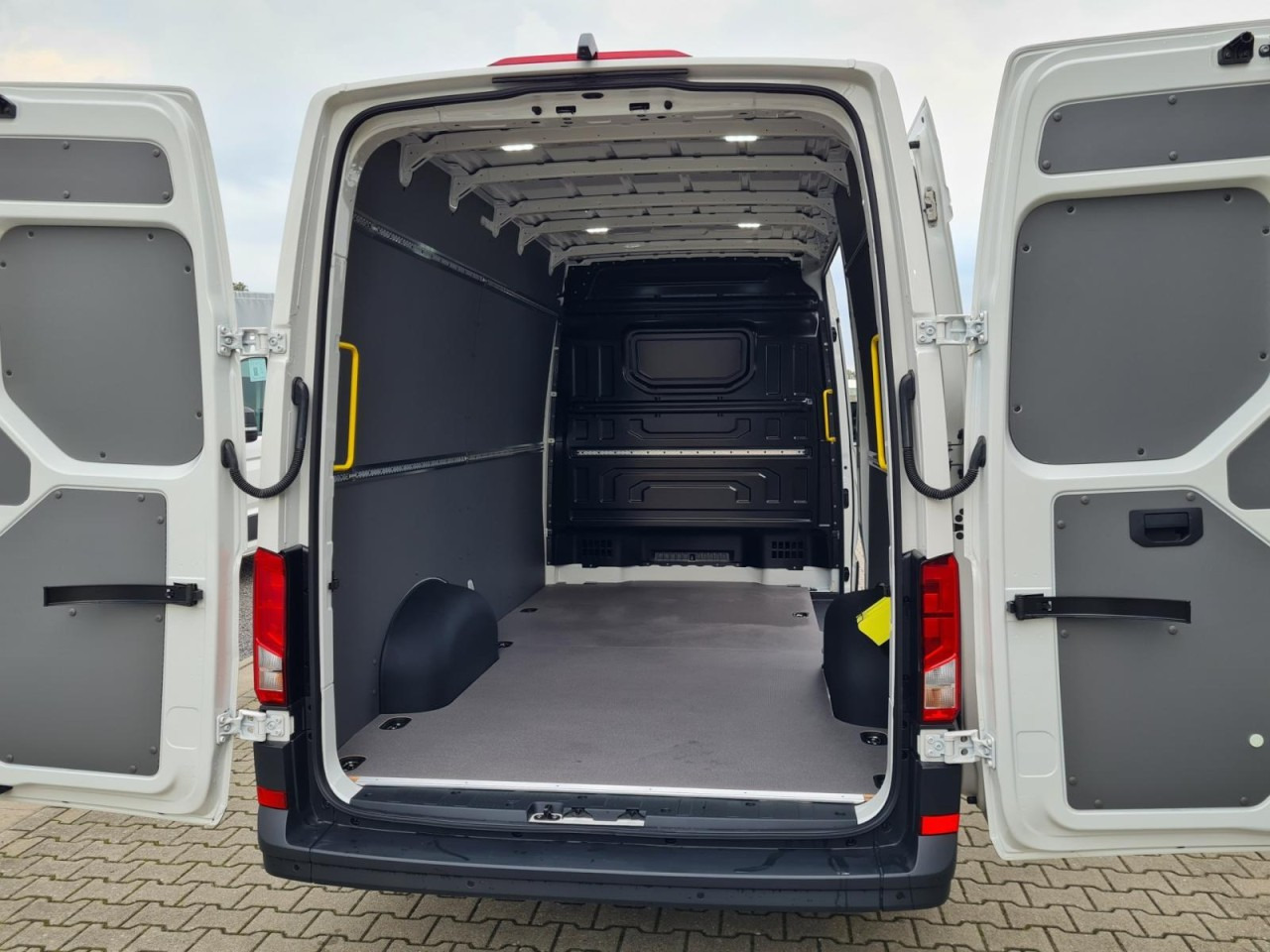 Volkswagen Crafter 35 Kasten TDI L3H3 LED TEMPOMAT AUTOMATIK - Dubă: Foto 5 Volkswagen Crafter 35 Kasten TDI L3H3 LED TEMPOMAT AUTOMATIK - Dubă: Foto 5