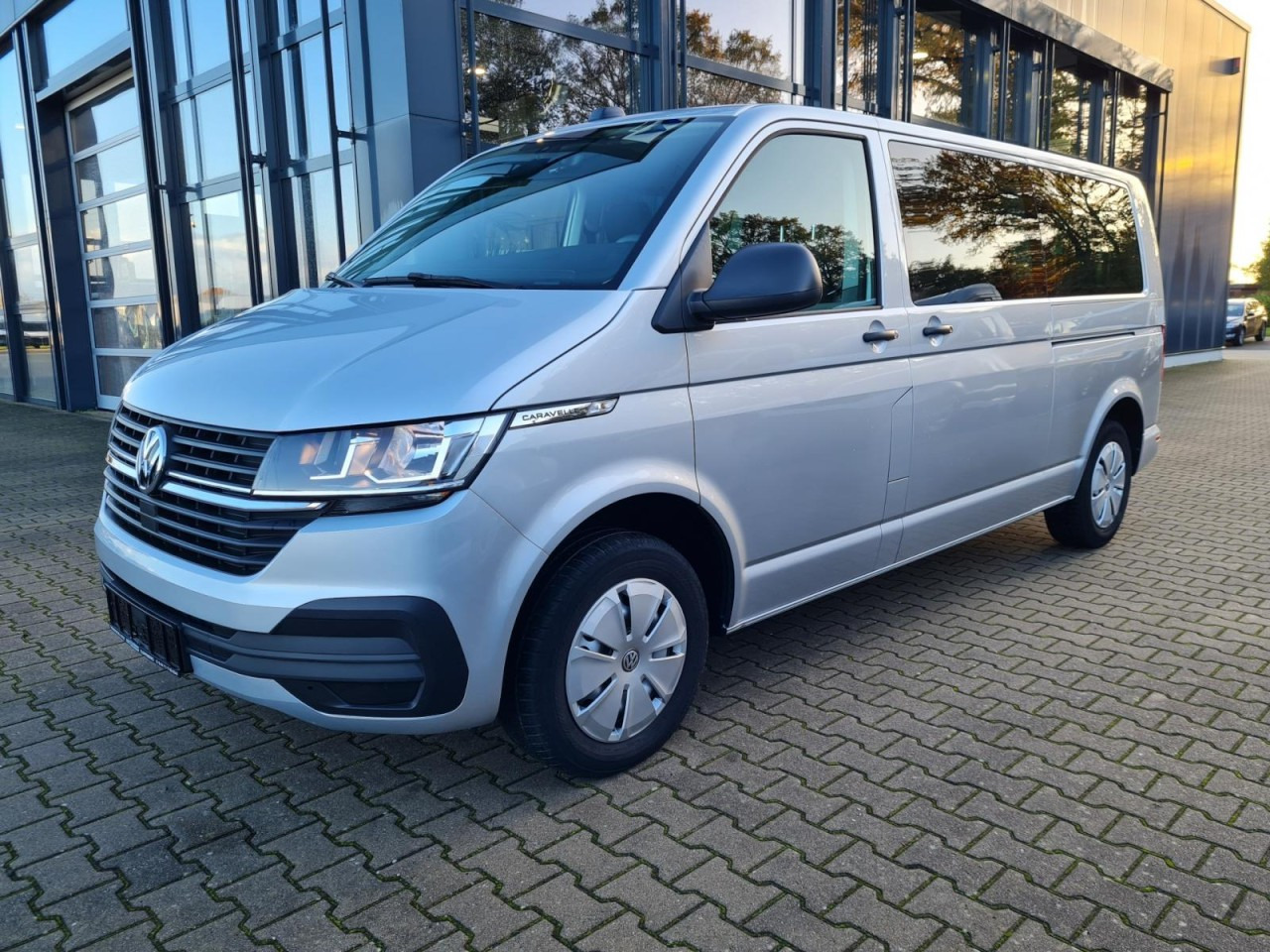 Volkswagen T6.1 Caravelle TDI lang 9 Sitzer 2 Schiebetüren Trendl. - Microbuz, Transport persoane: Foto 1 Volkswagen T6.1 Caravelle TDI lang 9 Sitzer 2 Schiebetüren Trendl. - Microbuz, Transport persoane: Foto 1