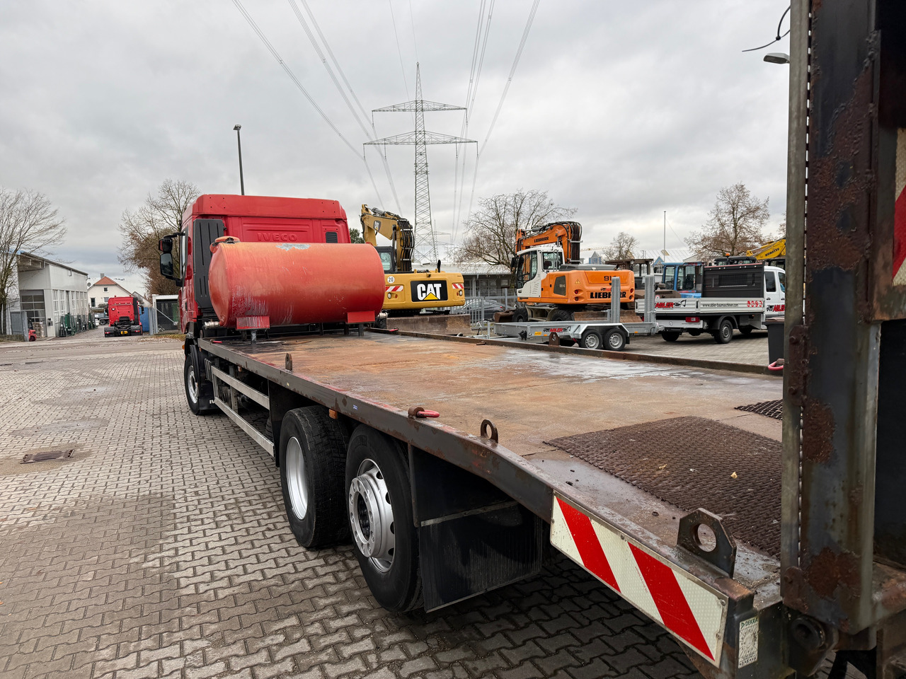 Camion transport auto Iveco AS260S45 Baumaschinentransporter hydr. Rampe: Foto 9 Camion transport auto Iveco AS260S45 Baumaschinentransporter hydr. Rampe: Foto 9