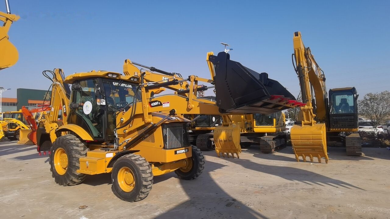 Caterpillar 420F2 - Buldoexcavator: Foto 1 Caterpillar 420F2 - Buldoexcavator: Foto 1