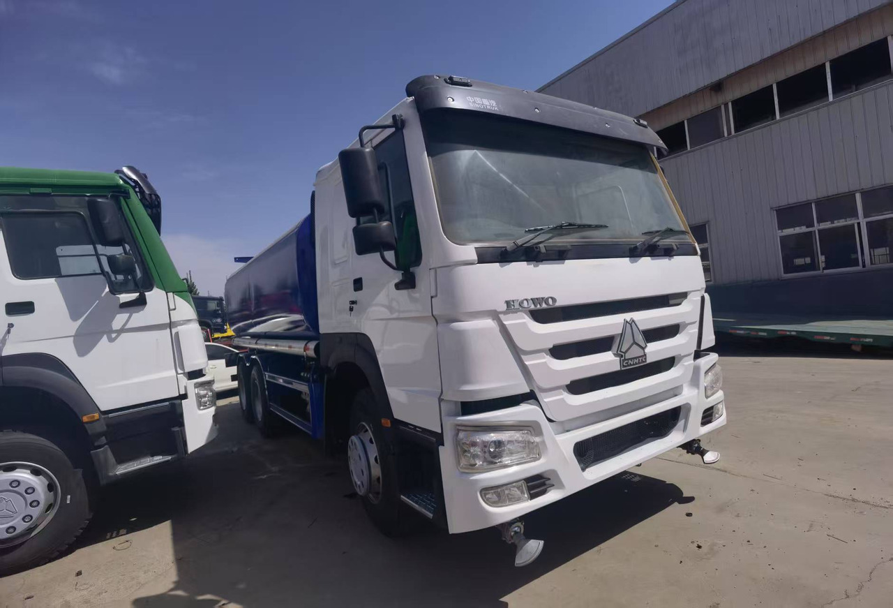 Sinotruk HOWO 6*4 Sprinkler - Maşina comunala: Foto 3 Sinotruk HOWO 6*4 Sprinkler - Maşina comunala: Foto 3