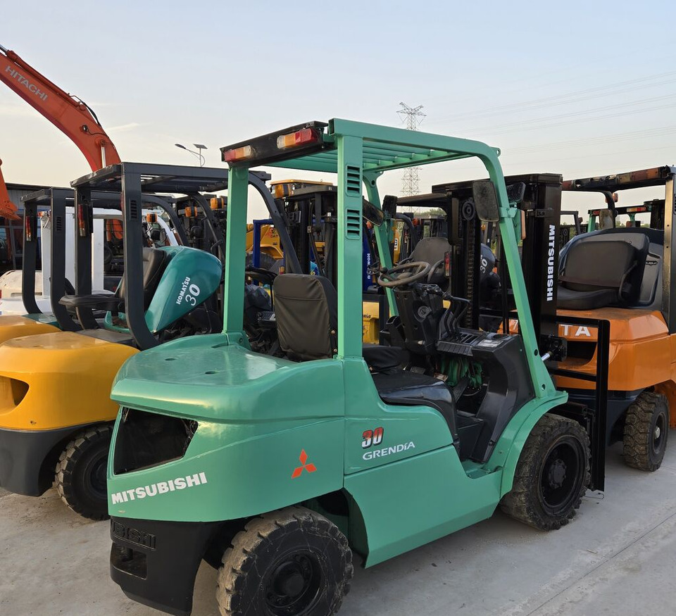 Mitsubishi FD30 with swing fork - Stivuitor diesel: Foto 1 Mitsubishi FD30 with swing fork - Stivuitor diesel: Foto 1