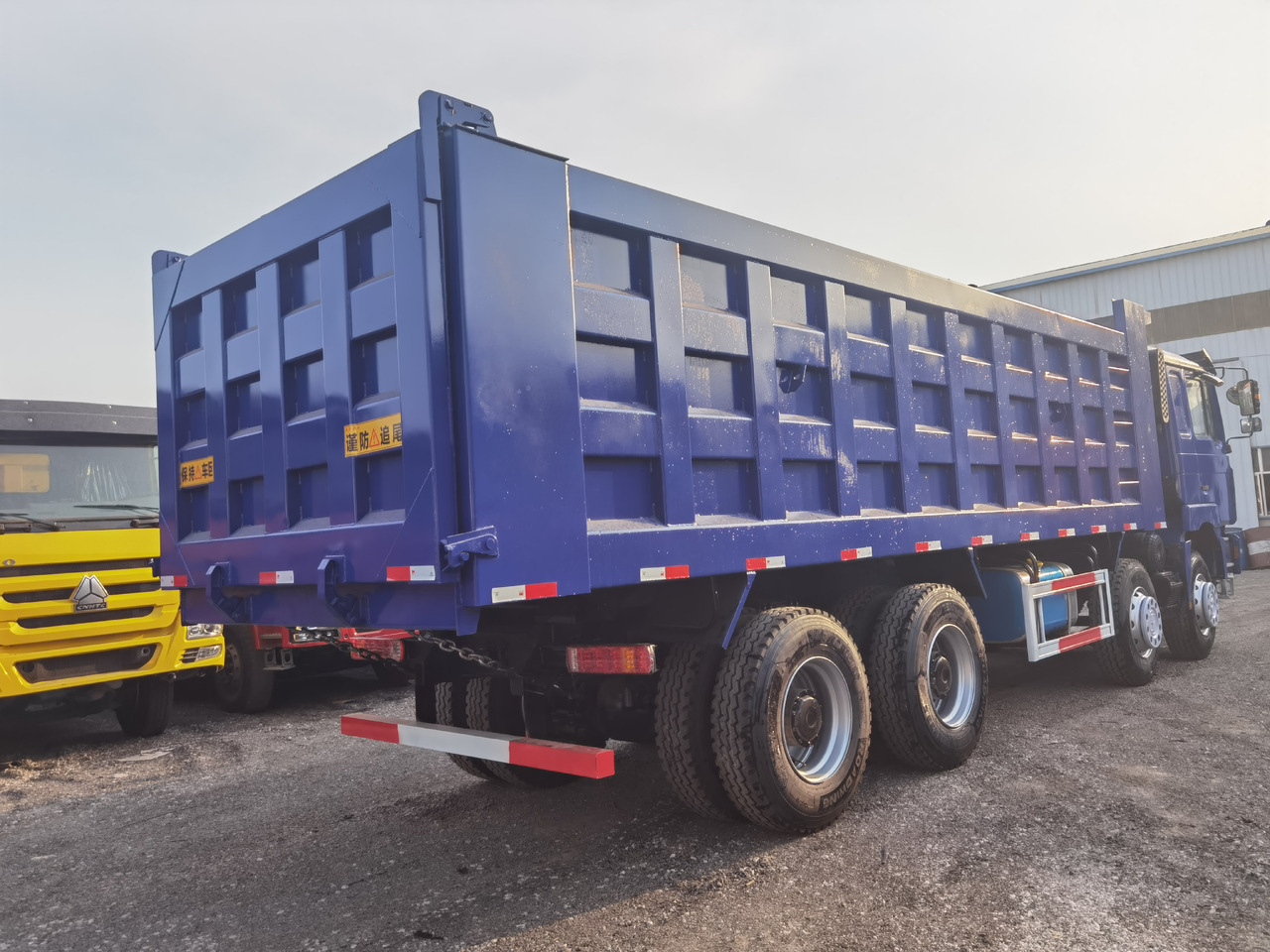 SHACMAN 8*4 Dump truck - Camion basculantă: Foto 4 SHACMAN 8*4 Dump truck - Camion basculantă: Foto 4