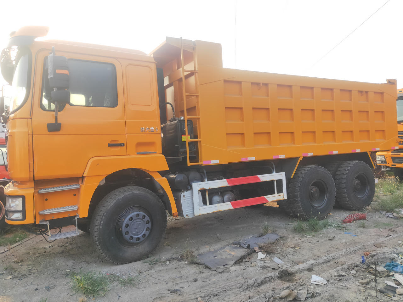 Shacman F3000 6*4 Dump truck - Camion basculantă: Foto 3 Shacman F3000 6*4 Dump truck - Camion basculantă: Foto 3
