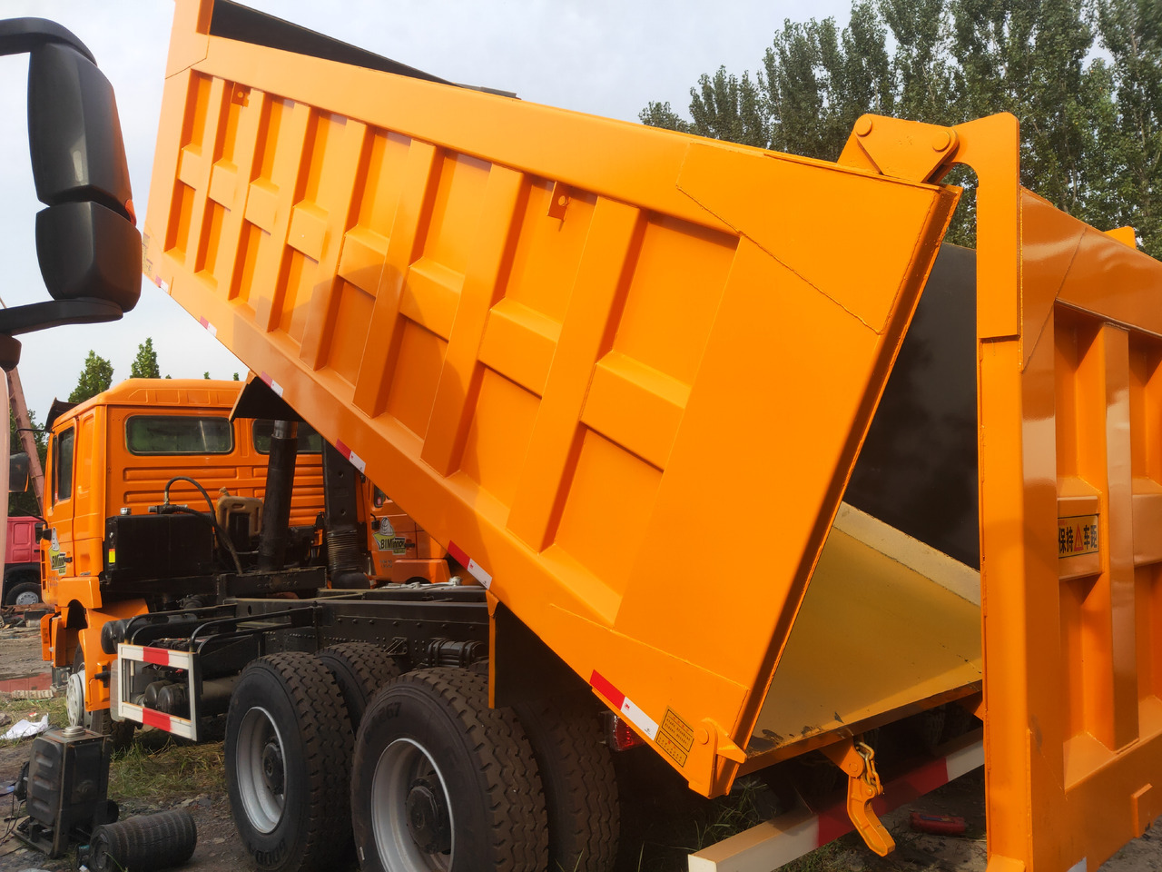 Shacman F3000 6*4 Dump truck - Camion basculantă: Foto 3 Shacman F3000 6*4 Dump truck - Camion basculantă: Foto 3