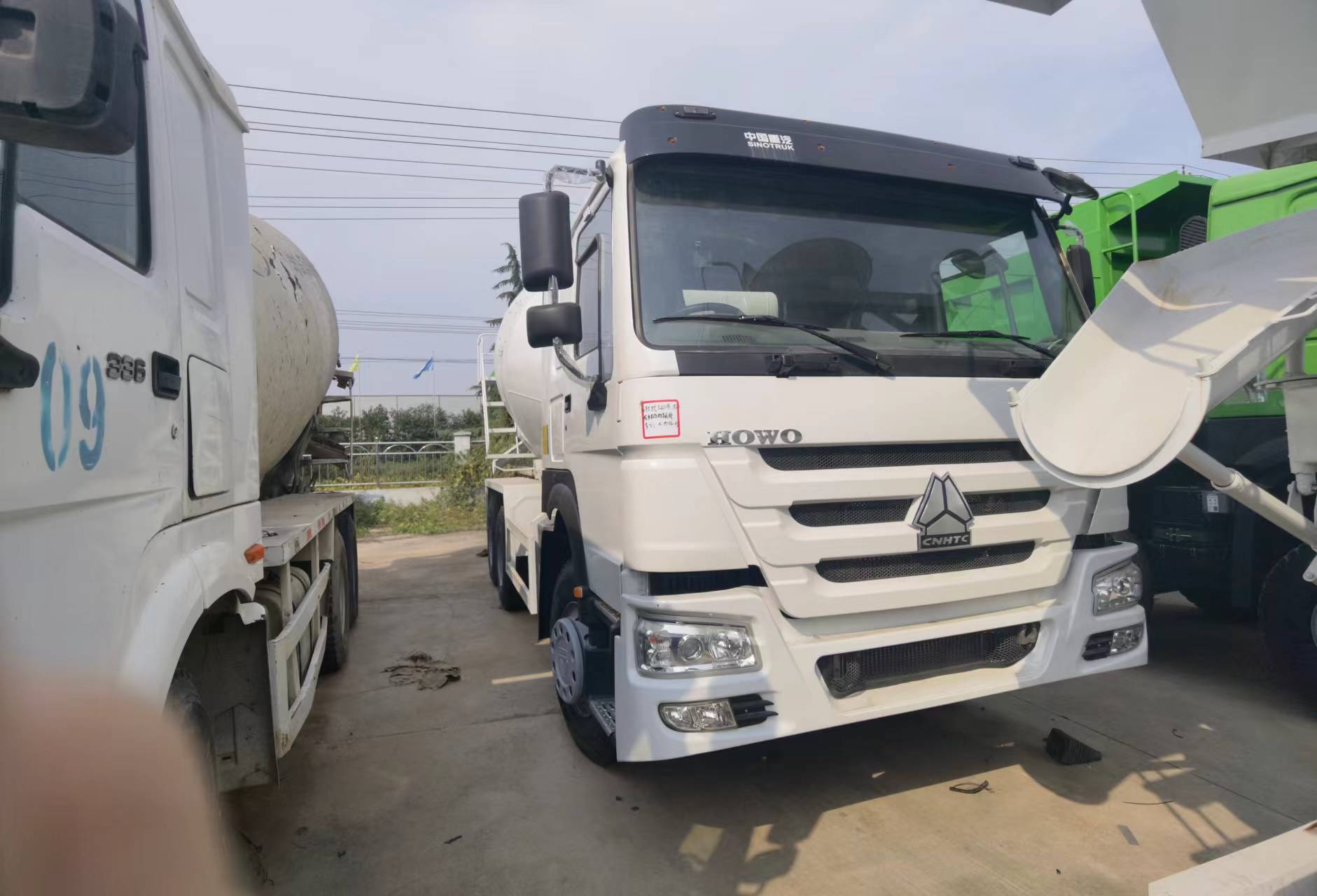 Sinotruk HOWO 371 6*4 Concrete mixer truck - Autobetonieră: Foto 5 Sinotruk HOWO 371 6*4 Concrete mixer truck - Autobetonieră: Foto 5