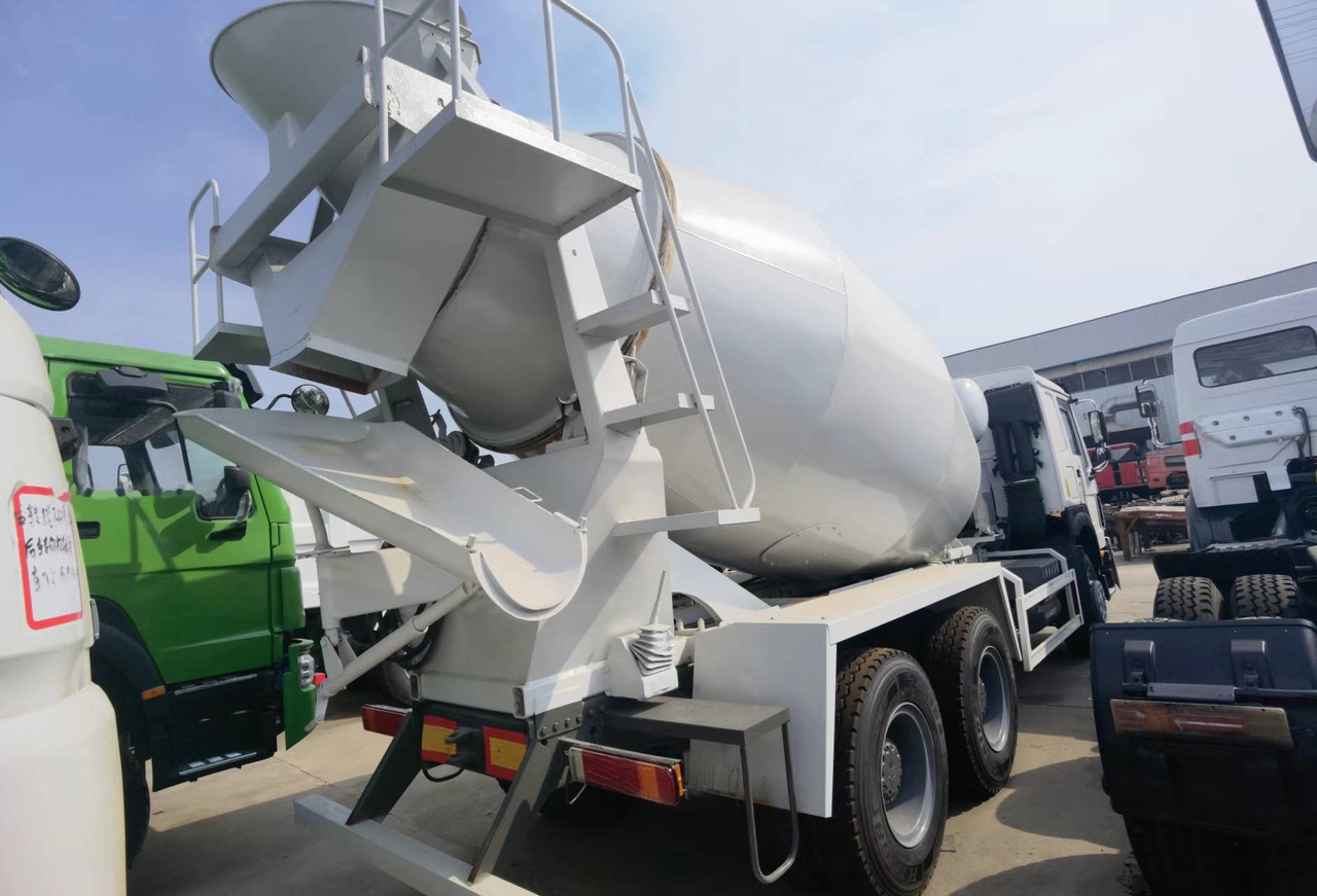 Sinotruk HOWO 371 6*4 Concrete mixer truck - Autobetonieră: Foto 4 Sinotruk HOWO 371 6*4 Concrete mixer truck - Autobetonieră: Foto 4