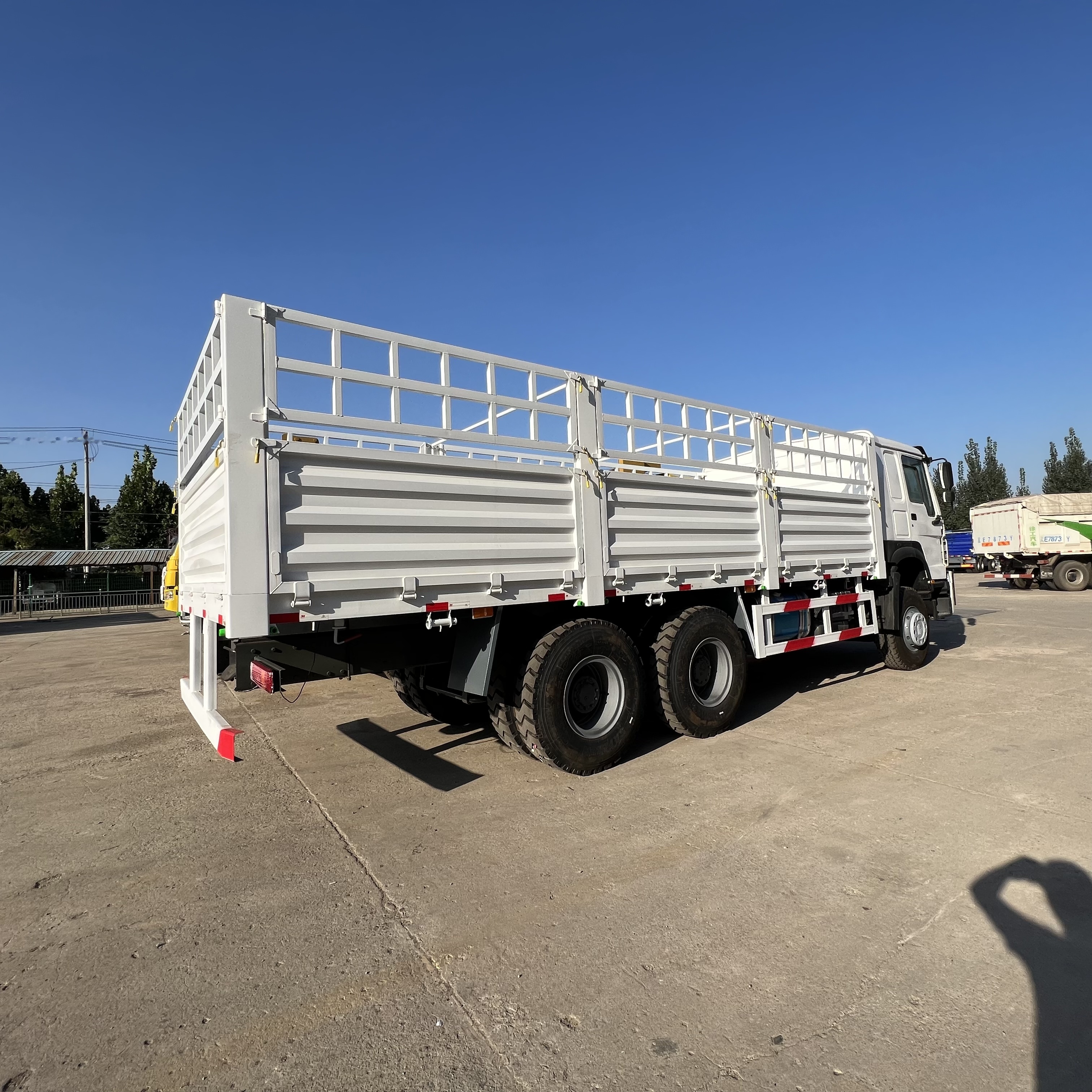 Sinotruk HOWO 371 6*4 Fence truck - Camion platformă: Foto 2 Sinotruk HOWO 371 6*4 Fence truck - Camion platformă: Foto 2