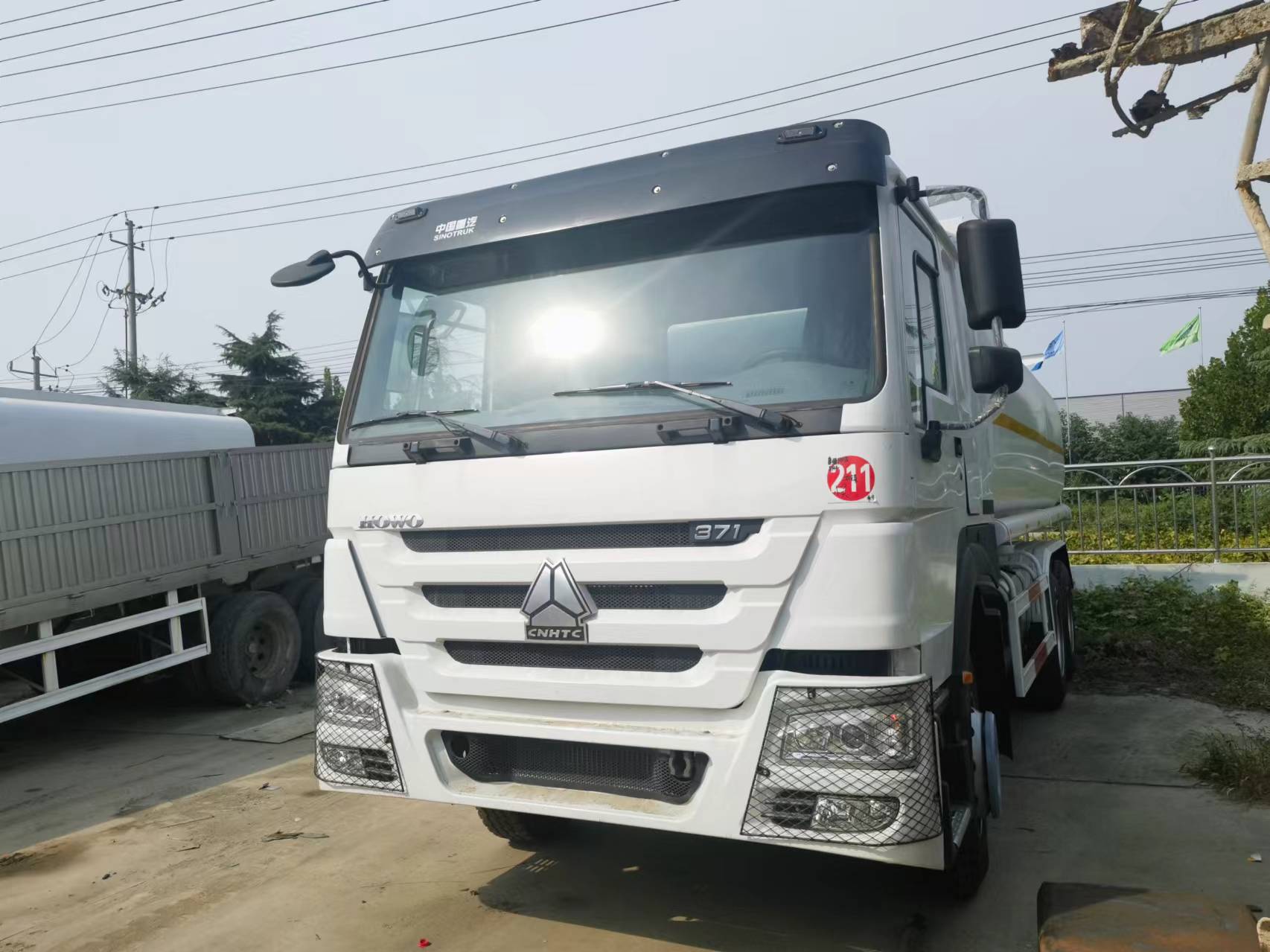 Sinotruk HOWO 371 6*4 Tank truck - Camion cisternă: Foto 1 Sinotruk HOWO 371 6*4 Tank truck - Camion cisternă: Foto 1