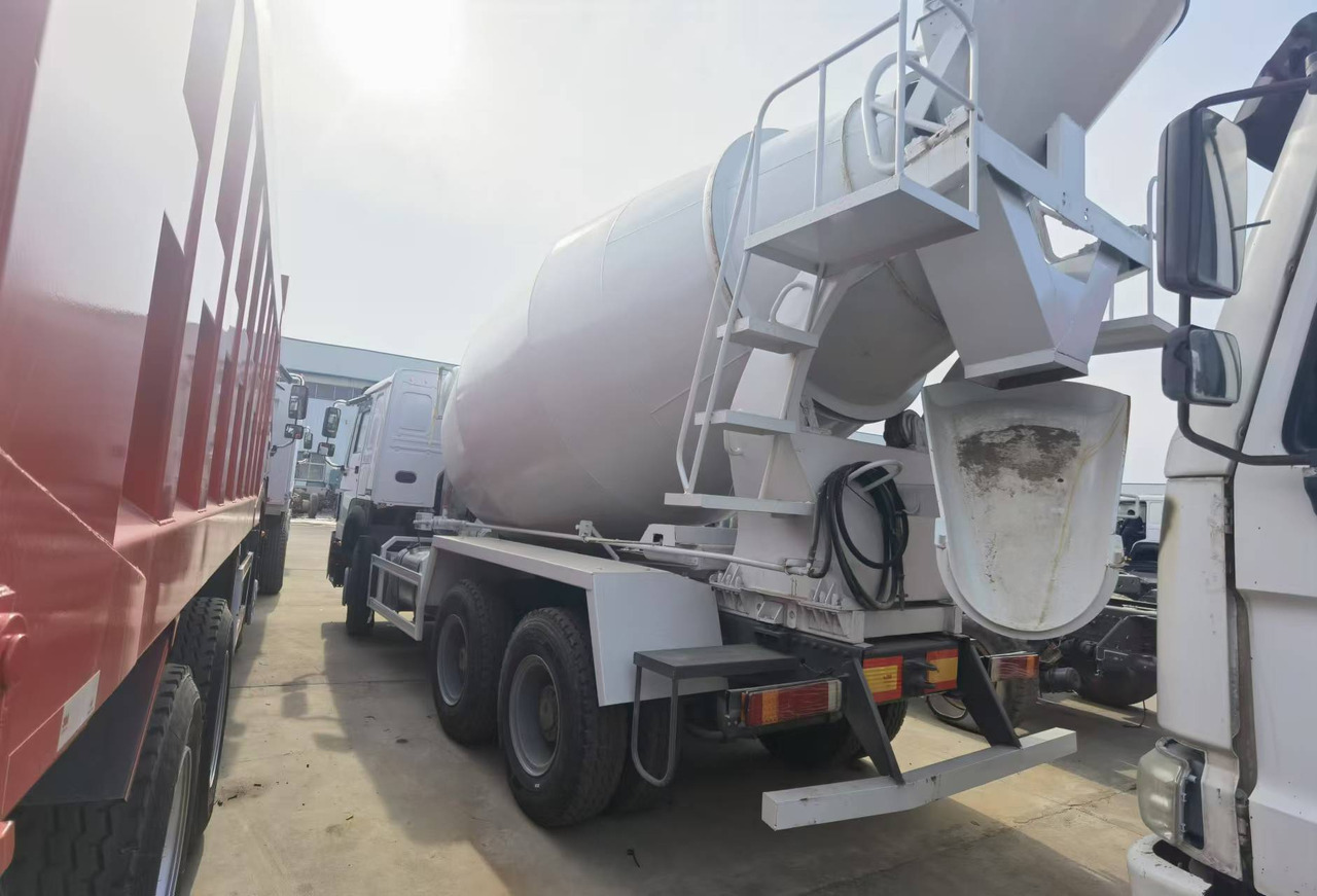Sinotruk HOWO 371 Concrete mixer truck - Autobetonieră: Foto 3 Sinotruk HOWO 371 Concrete mixer truck - Autobetonieră: Foto 3