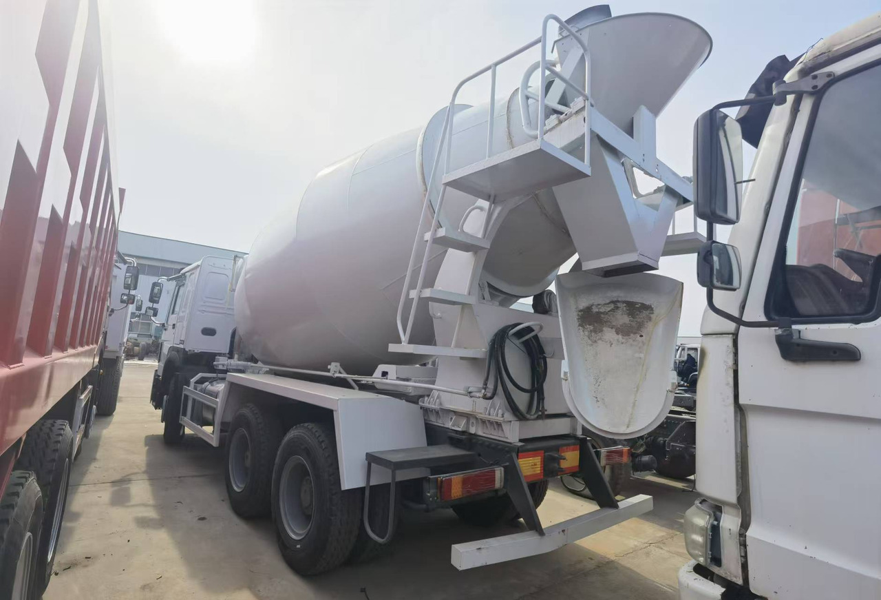 Sinotruk HOWO 371 Concrete mixer truck - Autobetonieră: Foto 2 Sinotruk HOWO 371 Concrete mixer truck - Autobetonieră: Foto 2