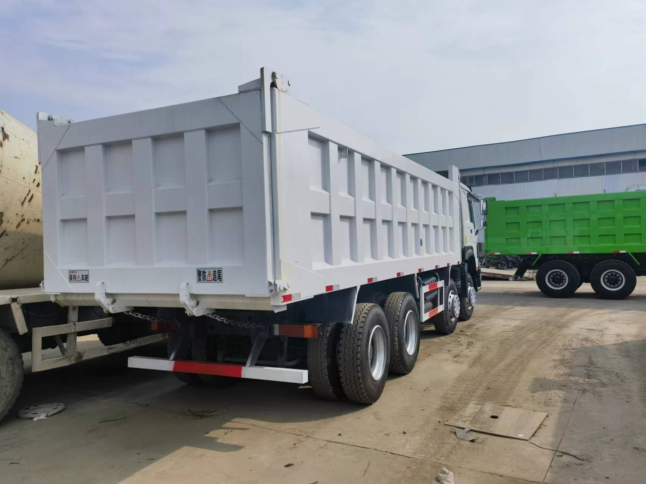 Sinotruk HOWO 375 8*4 Dump truck - Camion basculantă: Foto 5 Sinotruk HOWO 375 8*4 Dump truck - Camion basculantă: Foto 5