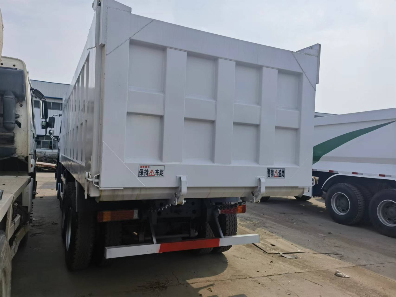 Sinotruk HOWO 375 8*4 Dump truck - Camion basculantă: Foto 2 Sinotruk HOWO 375 8*4 Dump truck - Camion basculantă: Foto 2