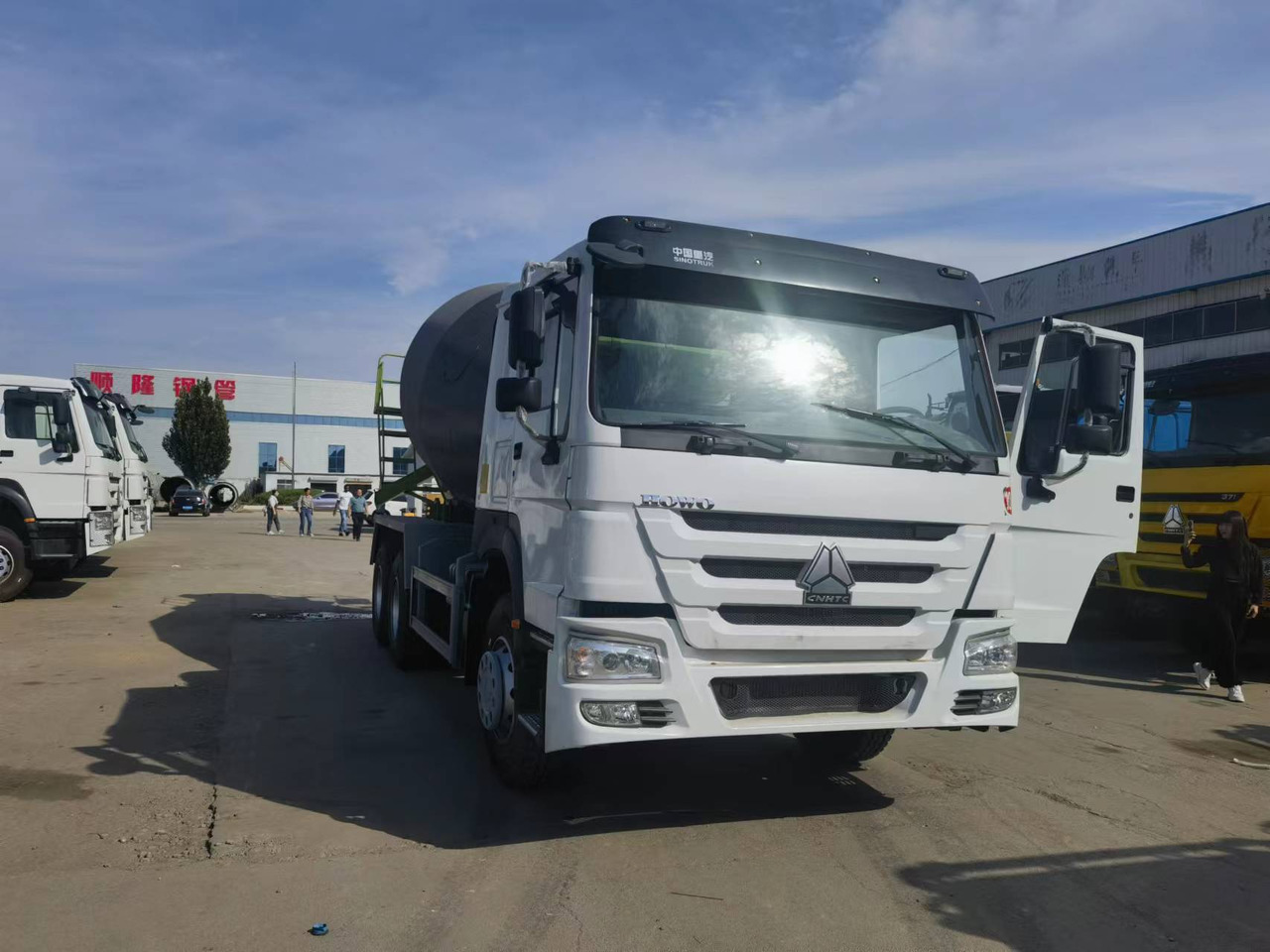 Sinotruk HOWO 6*4 Concrete mixer truck - Autobetonieră: Foto 1 Sinotruk HOWO 6*4 Concrete mixer truck - Autobetonieră: Foto 1