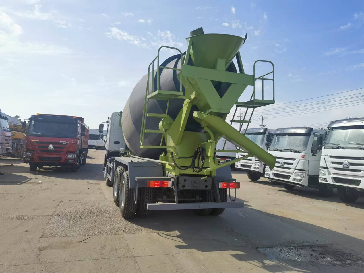 Sinotruk HOWO 6*4 Concrete mixer truck - Autobetonieră: Foto 2 Sinotruk HOWO 6*4 Concrete mixer truck - Autobetonieră: Foto 2