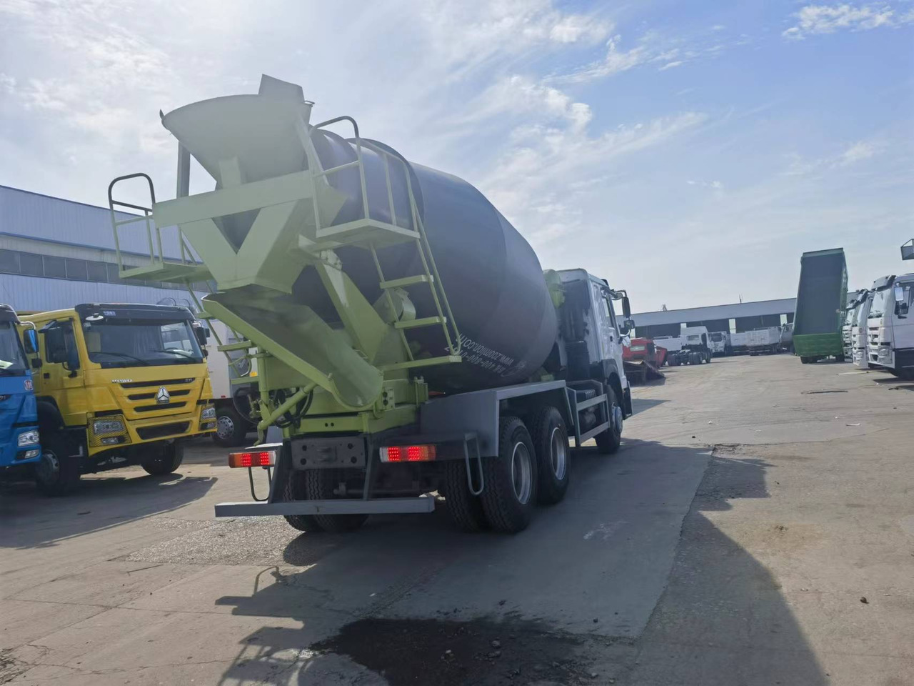 Sinotruk HOWO 6*4 Concrete mixer truck - Autobetonieră: Foto 3 Sinotruk HOWO 6*4 Concrete mixer truck - Autobetonieră: Foto 3