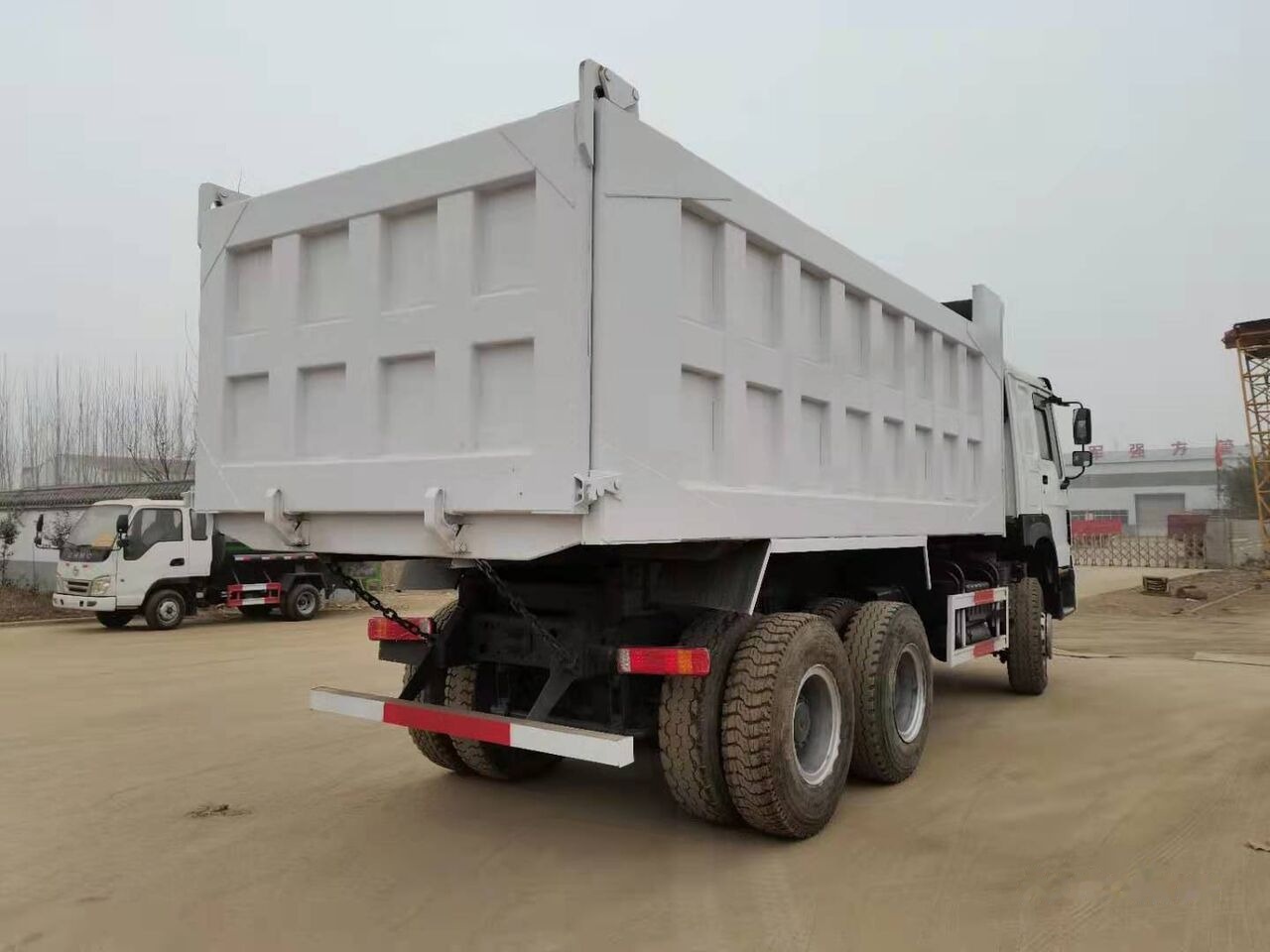 Sinotruk HOWO 6*4 Dump truck - Camion basculantă: Foto 2 Sinotruk HOWO 6*4 Dump truck - Camion basculantă: Foto 2