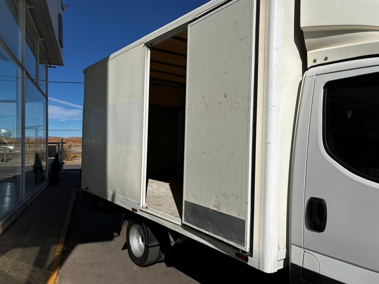 Caja cerrada con plataforma elevadora IVECO 35C14 20m3 con puerta lateral - Autoutilitară box: Foto 5 Caja cerrada con plataforma elevadora IVECO 35C14 20m3 con puerta lateral - Autoutilitară box: Foto 5