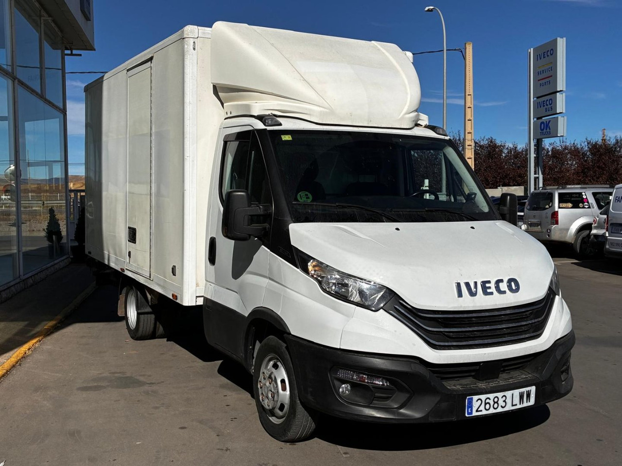 Caja cerrada con plataforma elevadora IVECO 35C14 20m3 con puerta lateral - Autoutilitară box: Foto 3 Caja cerrada con plataforma elevadora IVECO 35C14 20m3 con puerta lateral - Autoutilitară box: Foto 3