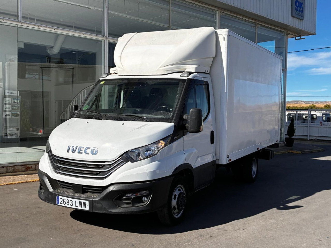 Caja cerrada con plataforma elevadora IVECO 35C14 20m3 con puerta lateral - Autoutilitară box: Foto 1 Caja cerrada con plataforma elevadora IVECO 35C14 20m3 con puerta lateral - Autoutilitară box: Foto 1