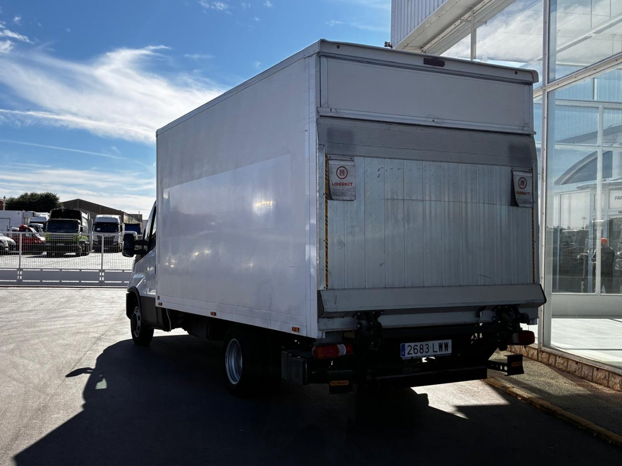 Caja cerrada con plataforma elevadora IVECO 35C14 20m3 con puerta lateral - Autoutilitară box: Foto 4 Caja cerrada con plataforma elevadora IVECO 35C14 20m3 con puerta lateral - Autoutilitară box: Foto 4