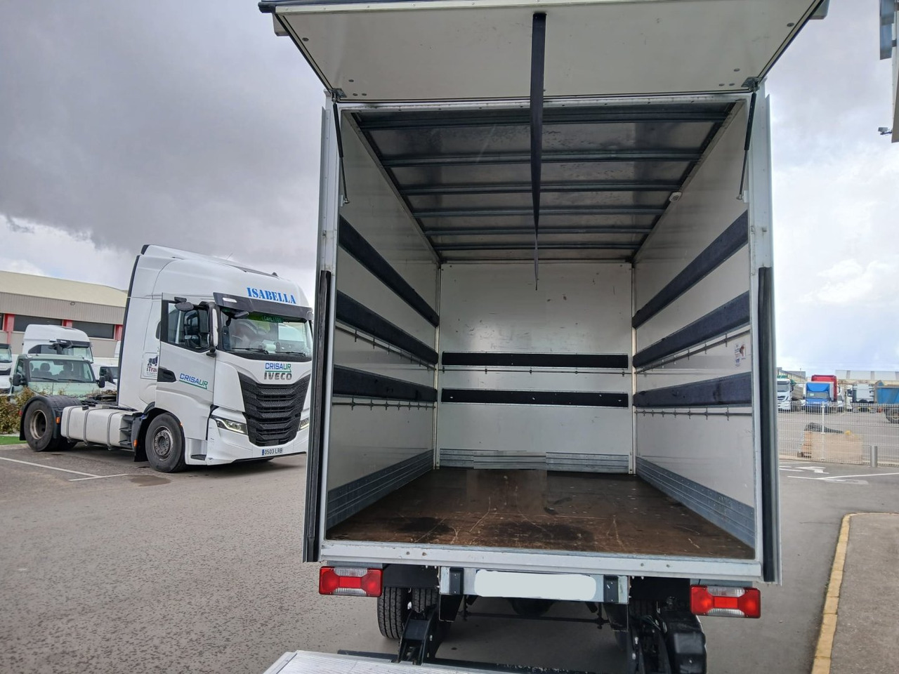 Caja cerrada con plataforma elevadora IVECO 35C16 20m3 Automática - Autoutilitară box: Foto 5 Caja cerrada con plataforma elevadora IVECO 35C16 20m3 Automática - Autoutilitară box: Foto 5
