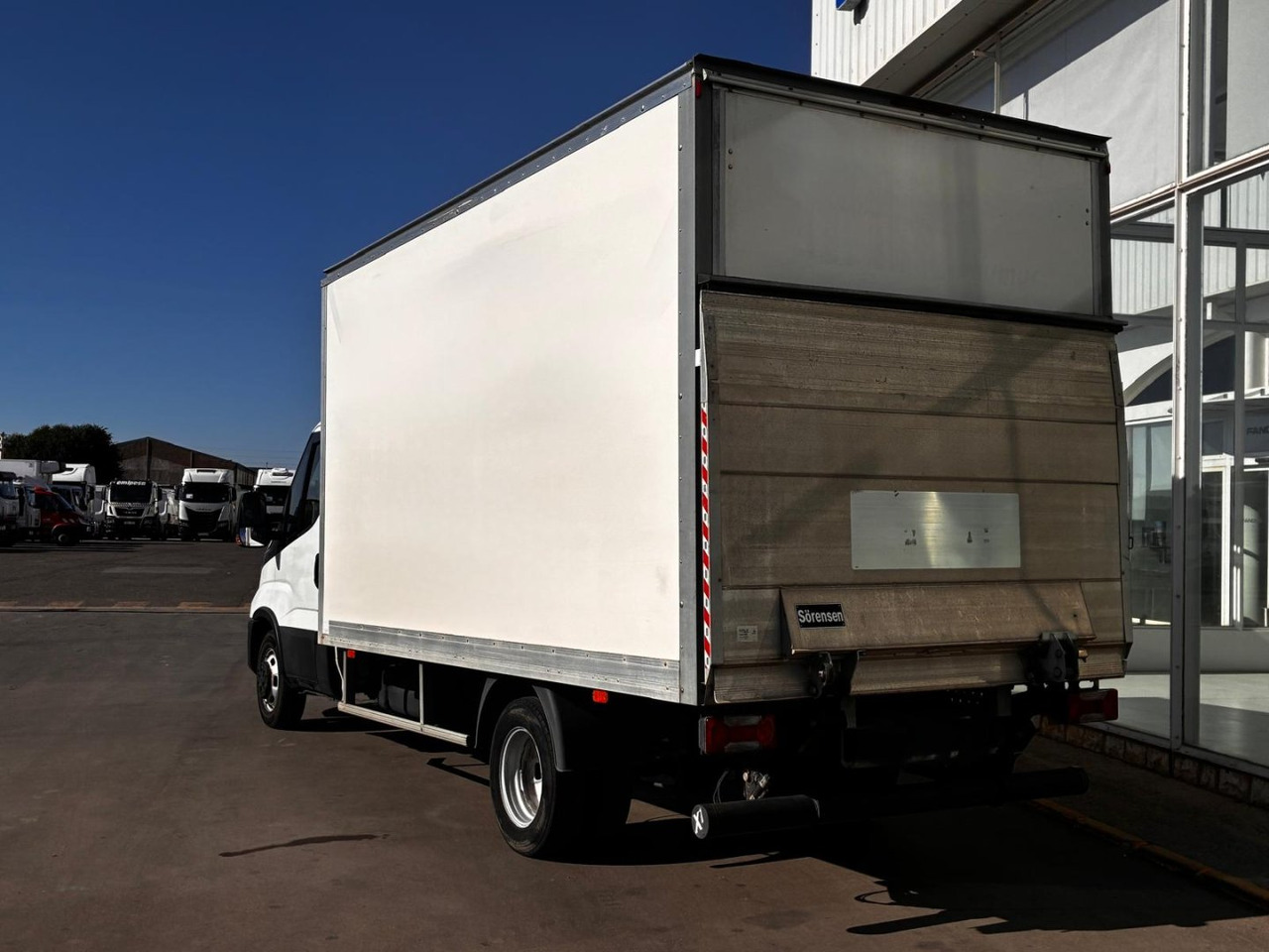 Caja cerrada con plataforma elevadora IVECO 35C16 20m3 - Autoutilitară box: Foto 4 Caja cerrada con plataforma elevadora IVECO 35C16 20m3 - Autoutilitară box: Foto 4