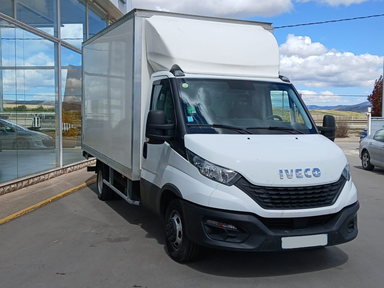 Caja cerrada con plataforma elevadora IVECO 35C16 20m3 - Autoutilitară box: Foto 3 Caja cerrada con plataforma elevadora IVECO 35C16 20m3 - Autoutilitară box: Foto 3