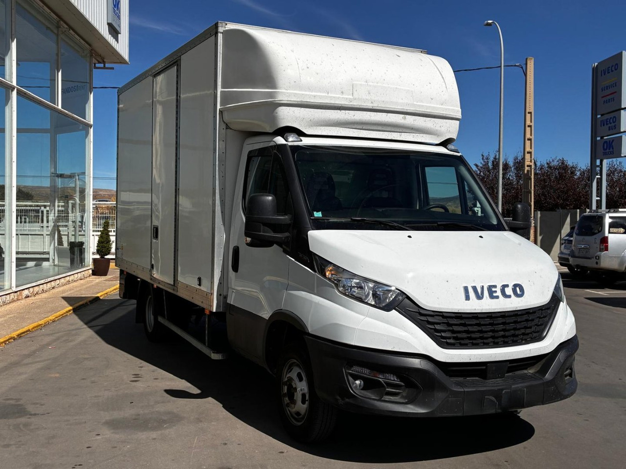 Caja cerrada con plataforma elevadora IVECO 35C16 20m3 con puerta lateral - Autoutilitară box: Foto 3 Caja cerrada con plataforma elevadora IVECO 35C16 20m3 con puerta lateral - Autoutilitară box: Foto 3