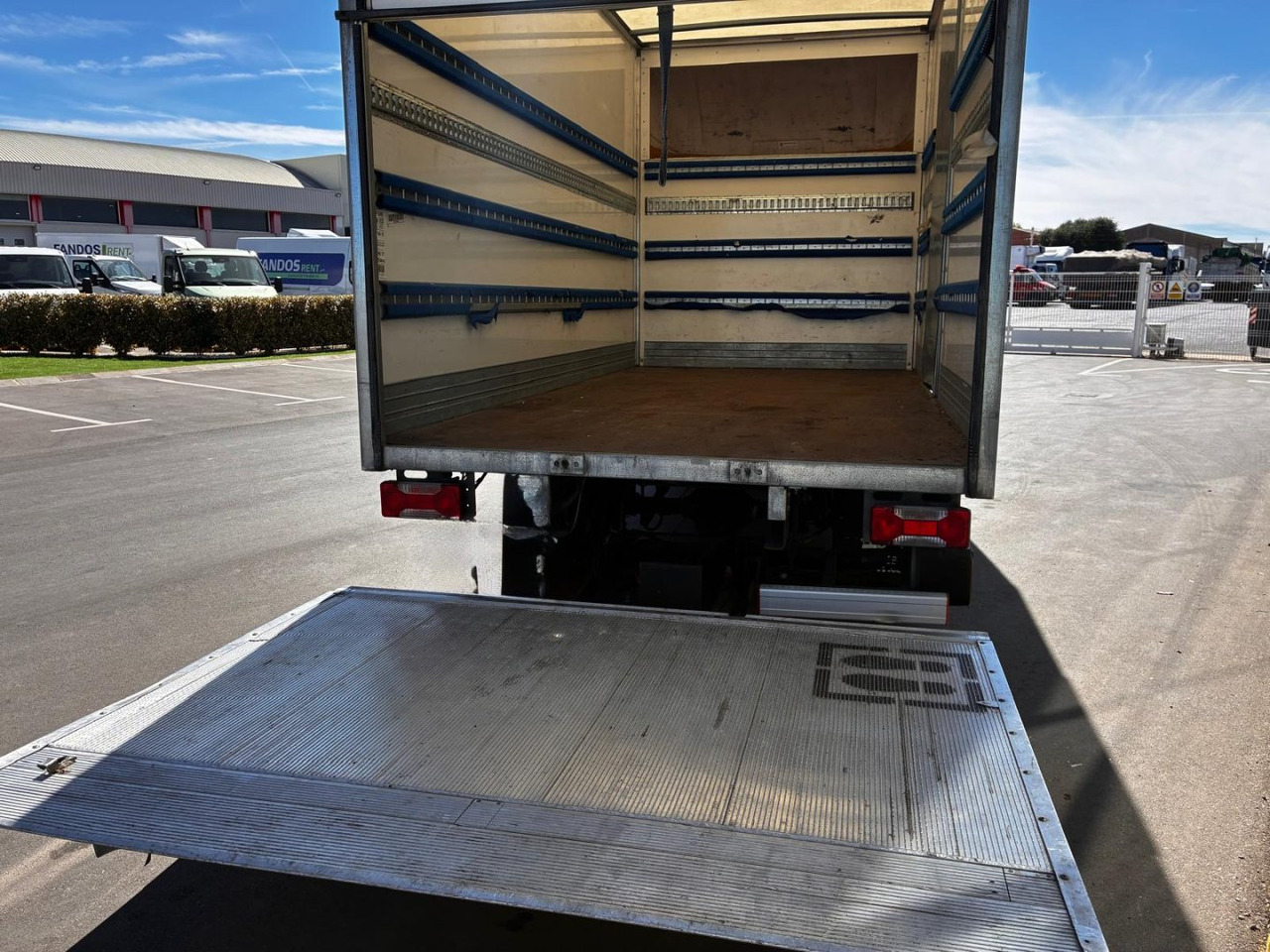 Caja cerrada con plataforma elevadora IVECO 35C16 20m3 con puerta lateral - Autoutilitară box: Foto 5 Caja cerrada con plataforma elevadora IVECO 35C16 20m3 con puerta lateral - Autoutilitară box: Foto 5
