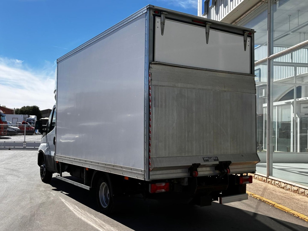 Caja cerrada con plataforma elevadora IVECO 35C16 20m3 con puerta lateral - Autoutilitară box: Foto 4 Caja cerrada con plataforma elevadora IVECO 35C16 20m3 con puerta lateral - Autoutilitară box: Foto 4