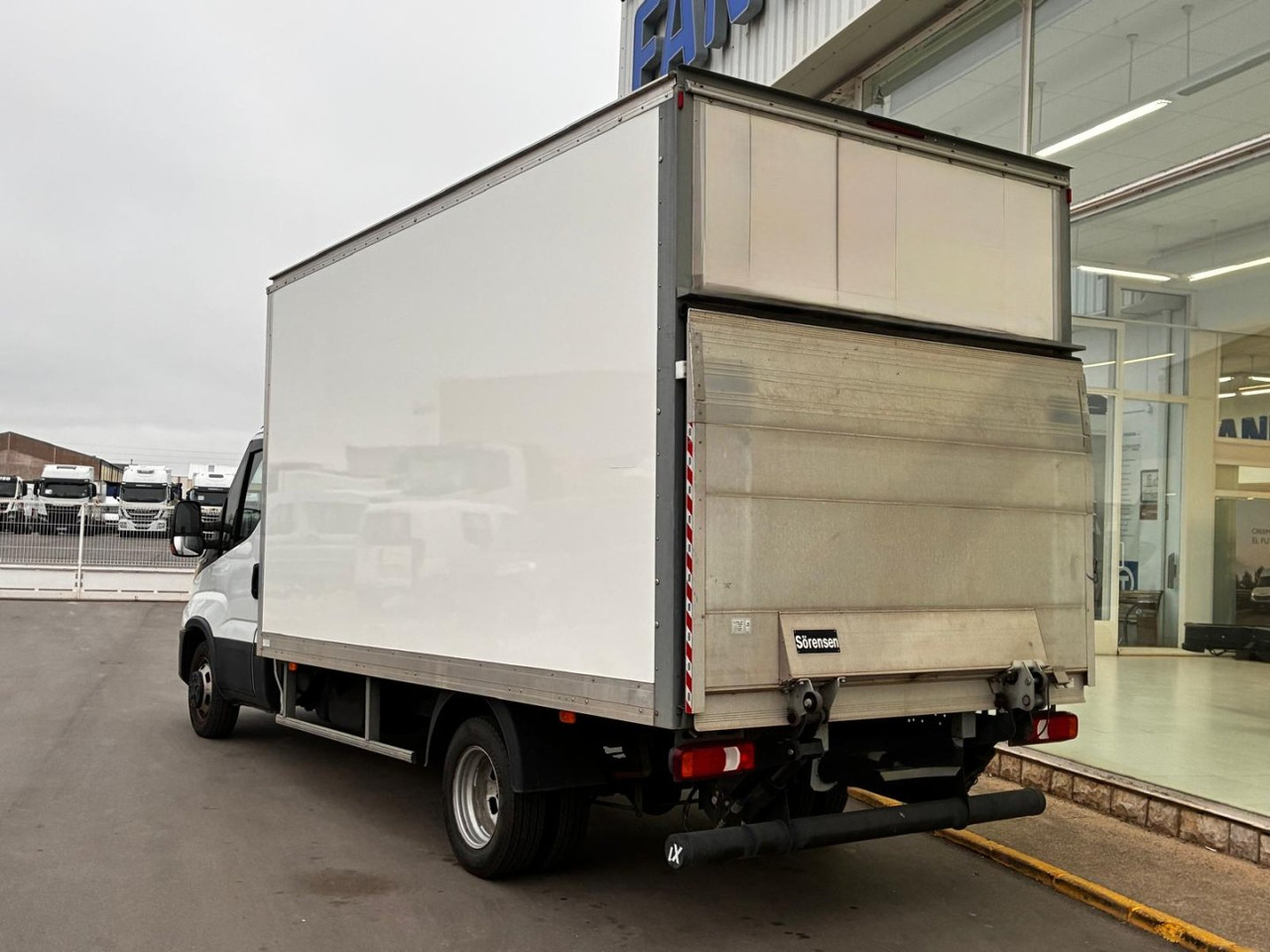 Caja cerrada con plataforma elevadora IVECO 35C16 3.0 20m3 - Autoutilitară box: Foto 4 Caja cerrada con plataforma elevadora IVECO 35C16 3.0 20m3 - Autoutilitară box: Foto 4