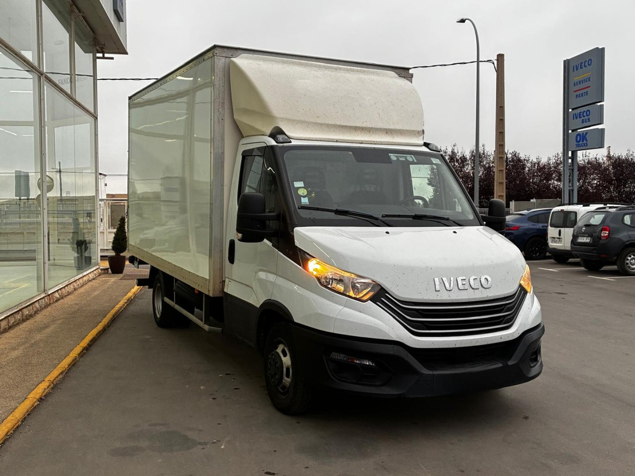 Caja cerrada con plataforma elevadora IVECO 35C16 3.0 20m3 - Autoutilitară box: Foto 3 Caja cerrada con plataforma elevadora IVECO 35C16 3.0 20m3 - Autoutilitară box: Foto 3