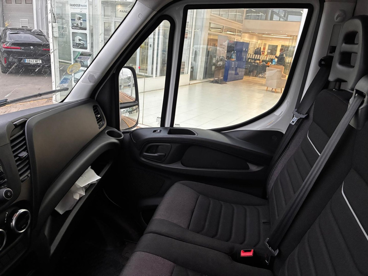 Autoutilitară box Caja cerrada con plataforma elevadora IVECO 35C16 3.0 20m3: Foto 12 Autoutilitară box Caja cerrada con plataforma elevadora IVECO 35C16 3.0 20m3: Foto 12