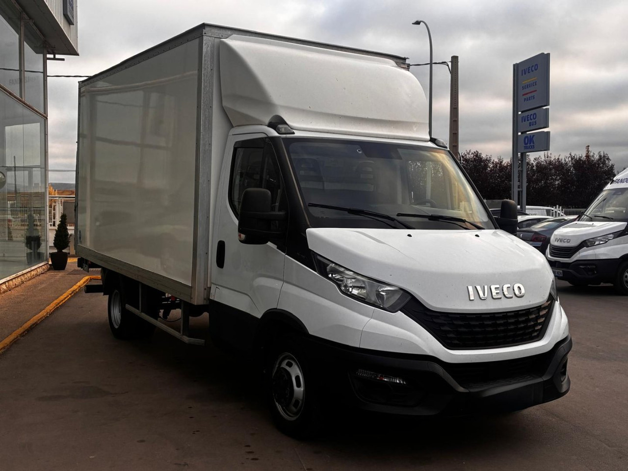 Caja cerrada con plataforma elevadora IVECO 35C16 3.0 20m3 - Autoutilitară box: Foto 3 Caja cerrada con plataforma elevadora IVECO 35C16 3.0 20m3 - Autoutilitară box: Foto 3