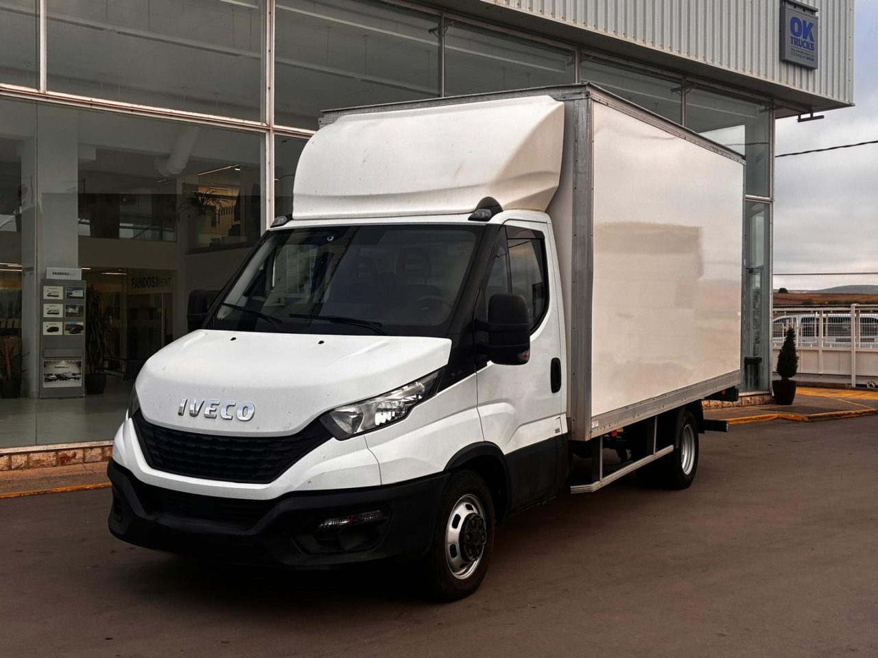 Caja cerrada con plataforma elevadora IVECO 35C16 3.0 20m3 - Autoutilitară box: Foto 1 Caja cerrada con plataforma elevadora IVECO 35C16 3.0 20m3 - Autoutilitară box: Foto 1