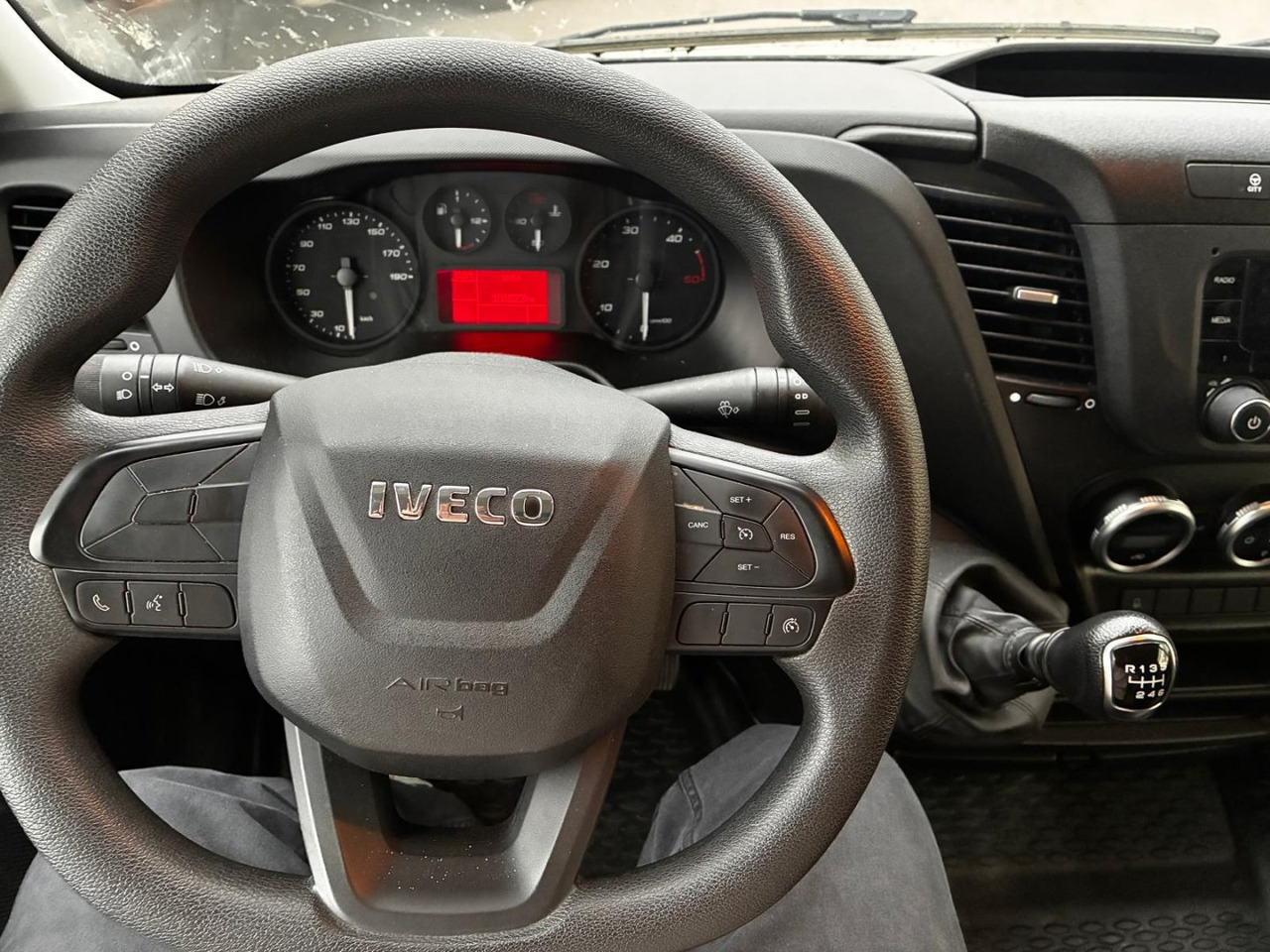 Autoutilitară box Caja cerrada con plataforma elevadora IVECO 35C16 3.0 20m3: Foto 10 Autoutilitară box Caja cerrada con plataforma elevadora IVECO 35C16 3.0 20m3: Foto 10