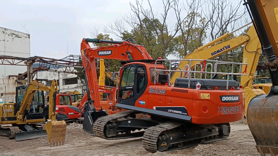 DOOSAN DX225LCA LC - 9C - Excavator pe şenile: Foto 3 DOOSAN DX225LCA LC - 9C - Excavator pe şenile: Foto 3
