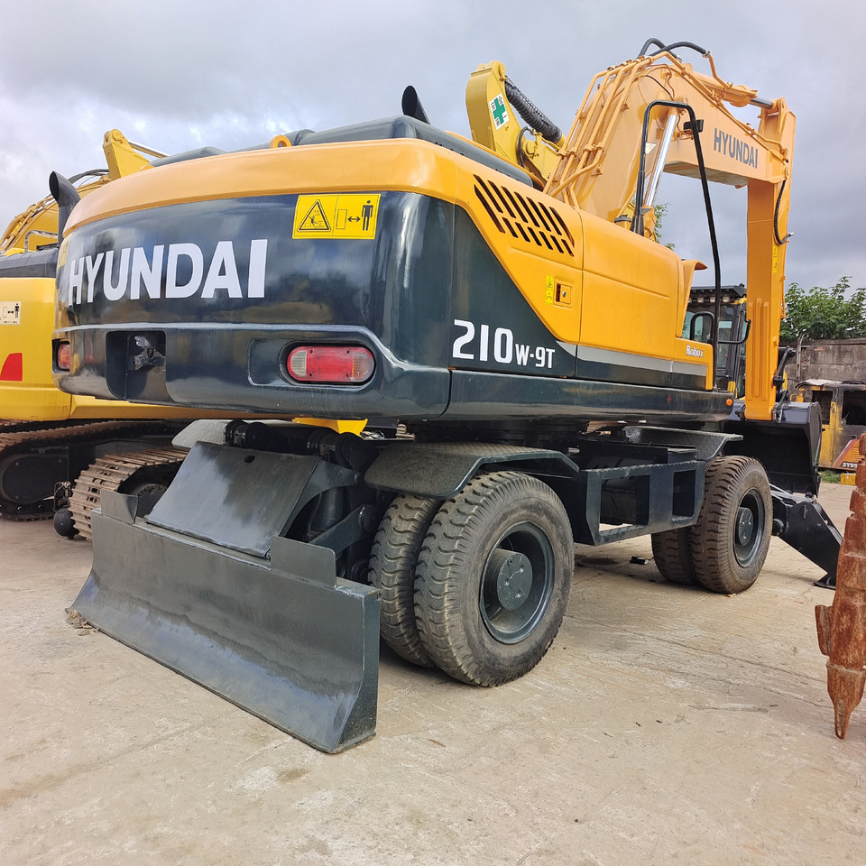 HYUNDAI ROBEX 210W - 9T - Excavator pe roţi: Foto 2 HYUNDAI ROBEX 210W - 9T - Excavator pe roţi: Foto 2