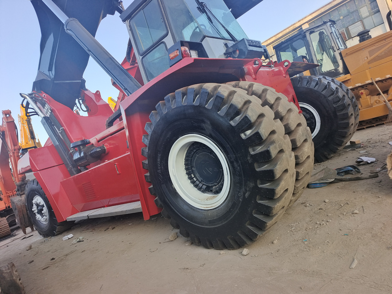 KALMAR DRF 450 45 TON REACH STACKER - Reach stacker: Foto 1 KALMAR DRF 450 45 TON REACH STACKER - Reach stacker: Foto 1