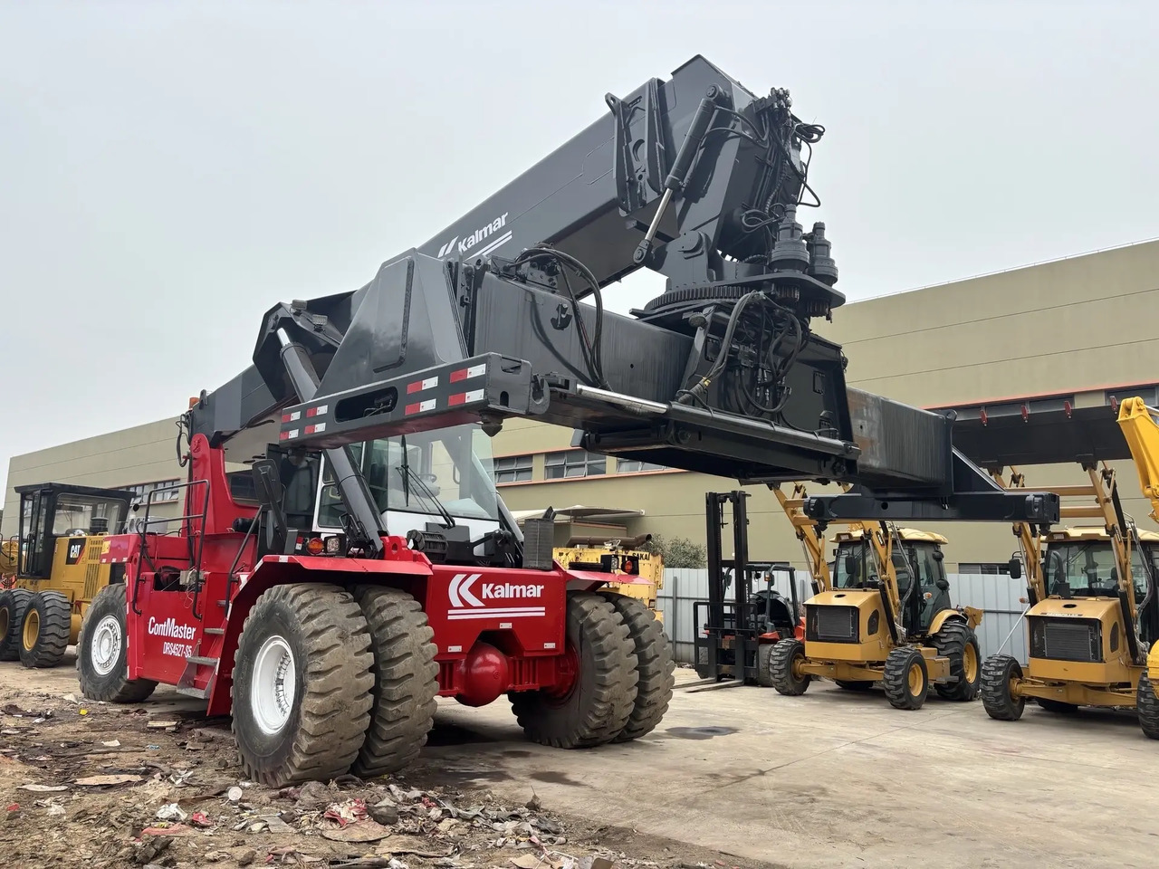 KALMAR DRS4527-S5 - Reach stacker: Foto 1 KALMAR DRS4527-S5 - Reach stacker: Foto 1