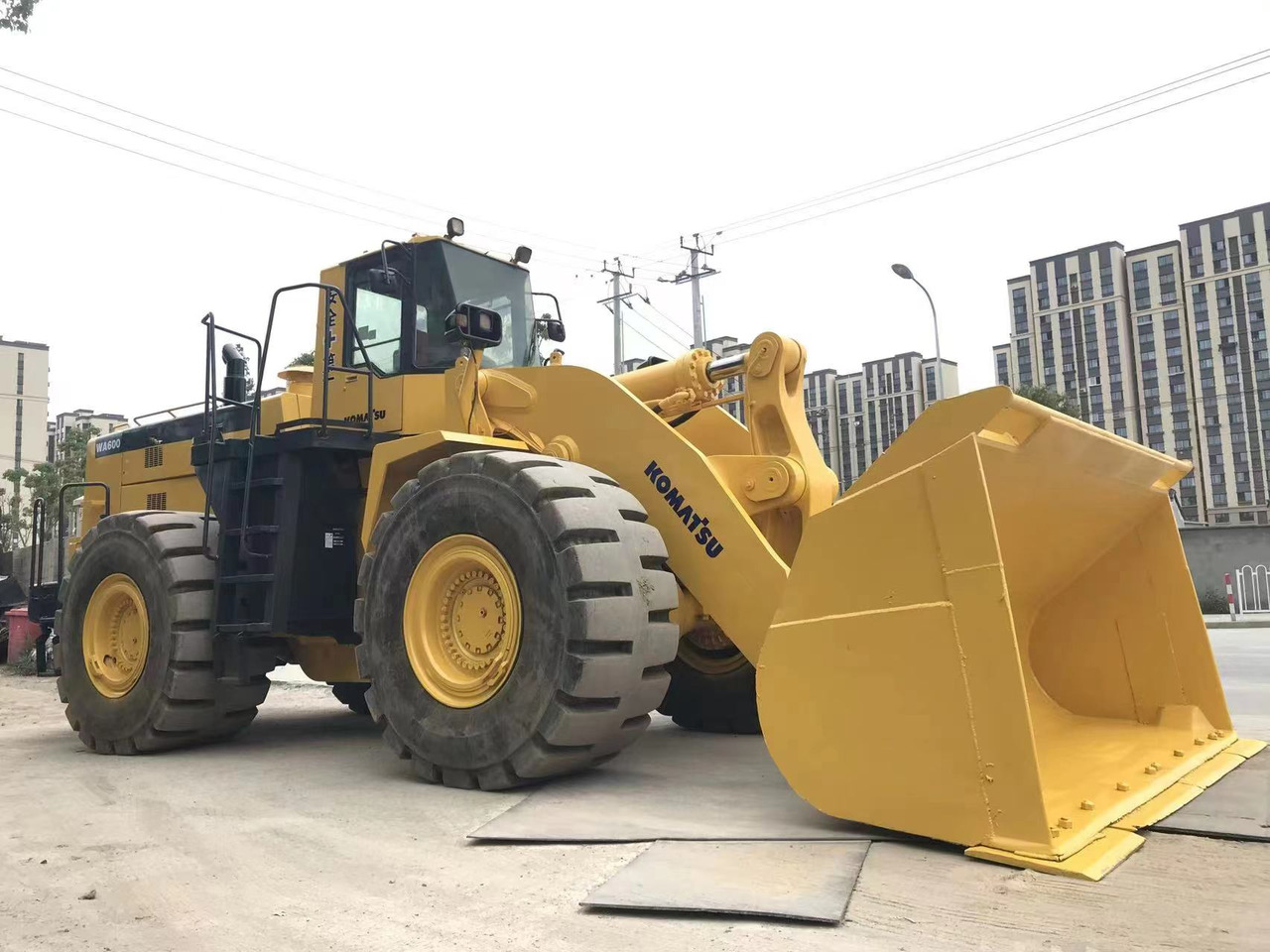 KOMATSU WA600 - Încărcător frontal pe pneuri: Foto 2 KOMATSU WA600 - Încărcător frontal pe pneuri: Foto 2