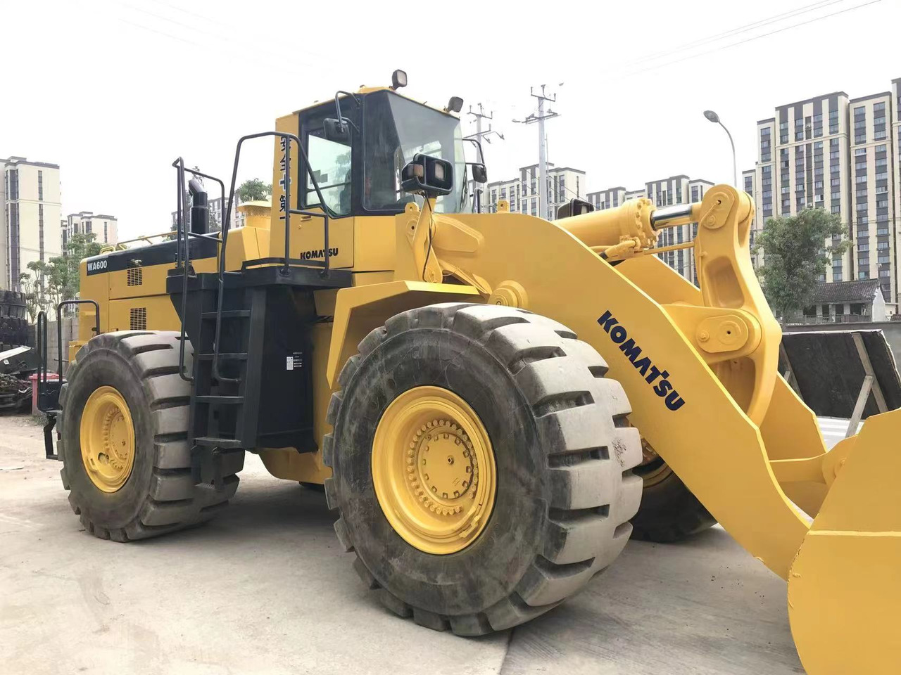 KOMATSU WA600 - Încărcător frontal pe pneuri: Foto 1 KOMATSU WA600 - Încărcător frontal pe pneuri: Foto 1