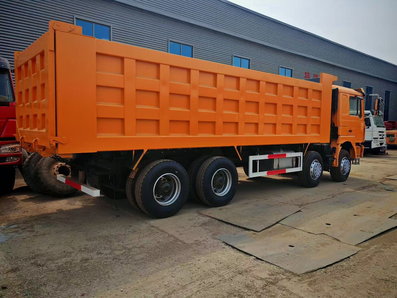 SHACMAN F3000 8*4 - Camion basculantă: Foto 4 SHACMAN F3000 8*4 - Camion basculantă: Foto 4