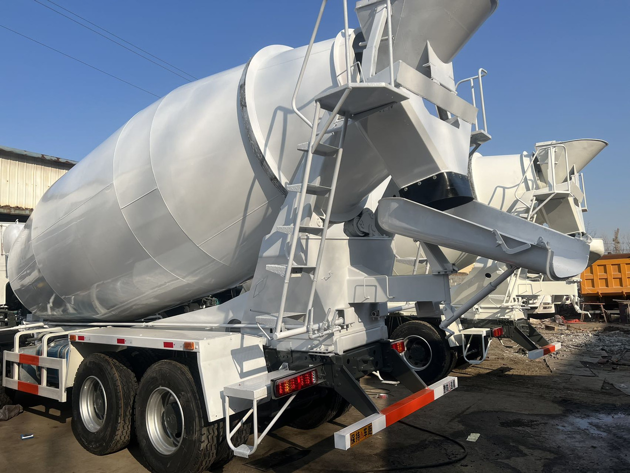 SINOTRUK HOWO 16 CBM CAPACITY - Autobetonieră: Foto 1 SINOTRUK HOWO 16 CBM CAPACITY - Autobetonieră: Foto 1