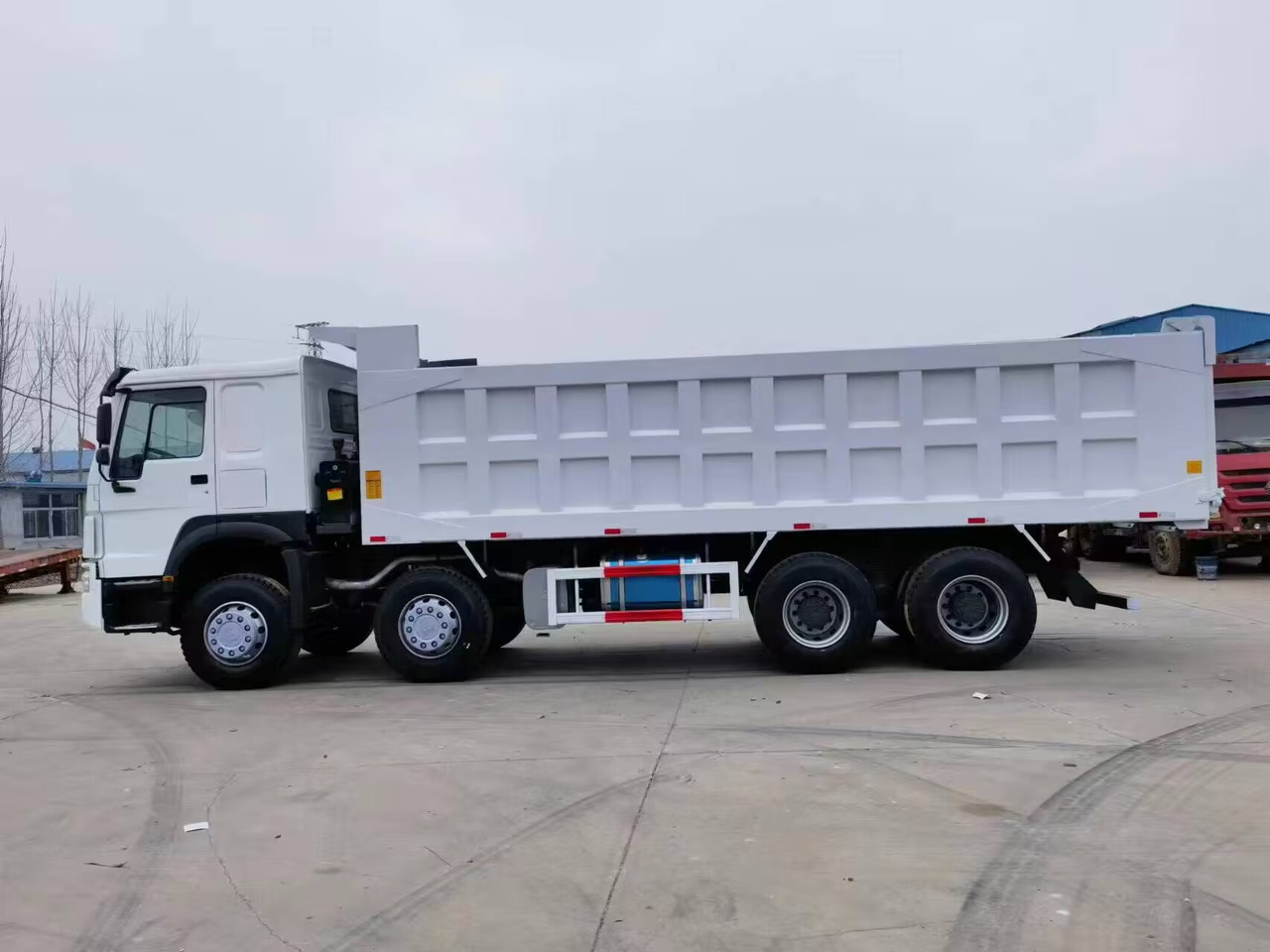 SINOTRUK HOWO 371 375 380 400 420 460 HP 8*4 DUMP TRUCK - Camion basculantă: Foto 3 SINOTRUK HOWO 371 375 380 400 420 460 HP 8*4 DUMP TRUCK - Camion basculantă: Foto 3